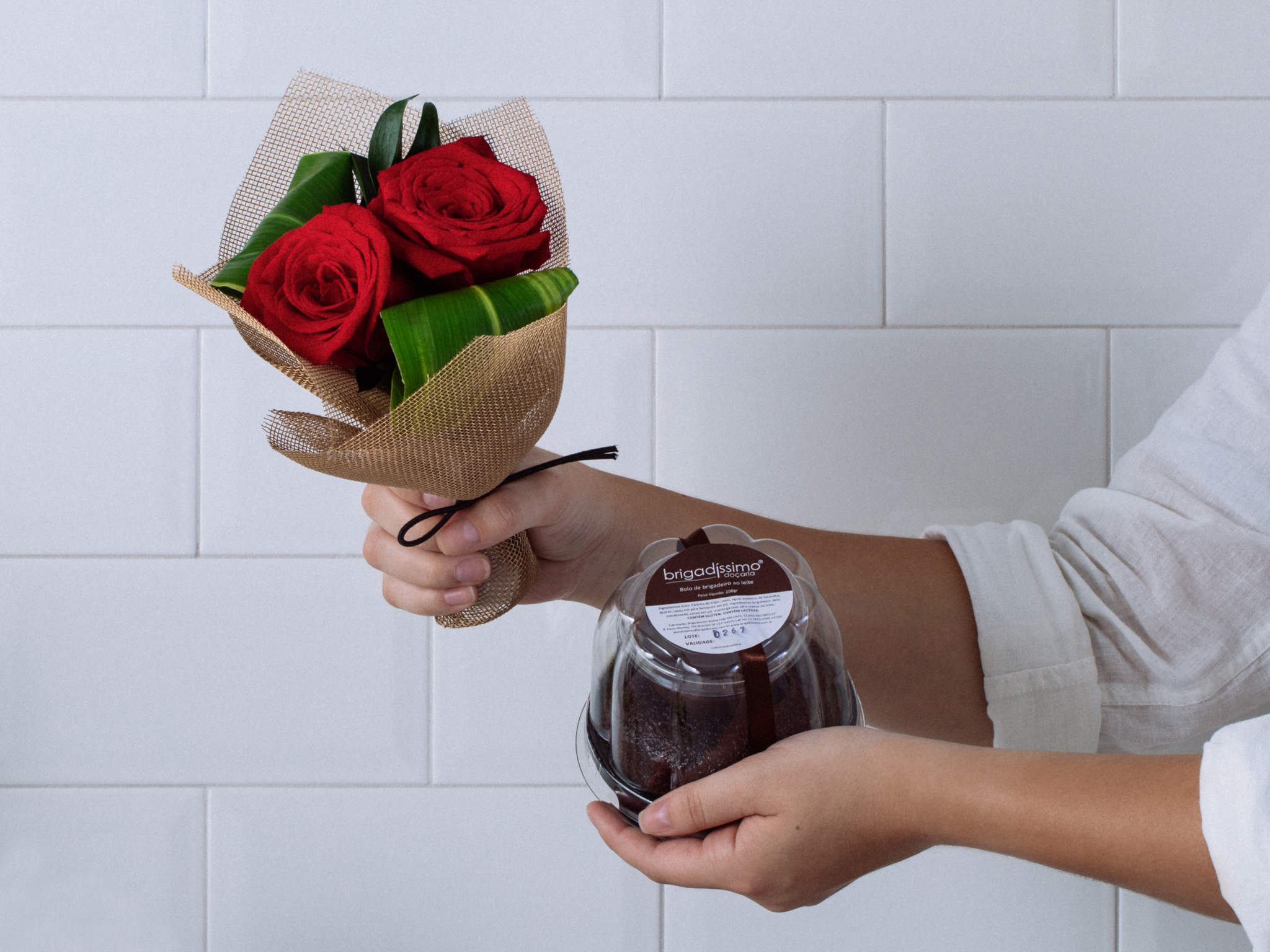 Buquê de 2 Rosas Vermelhas com Bolo de Chocolate Brigadíssimo