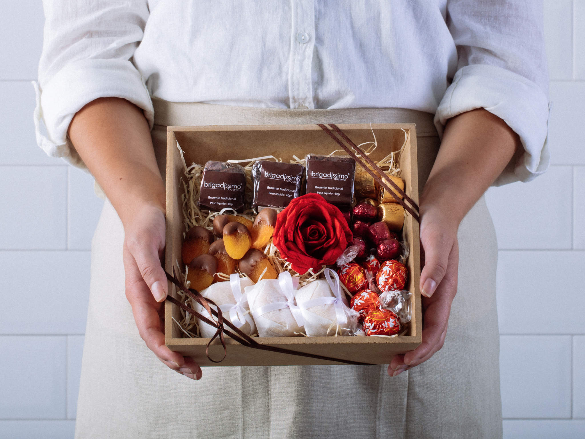 Cesta de Presente com Rosa Vermelha, Chocolates e Guloseimas