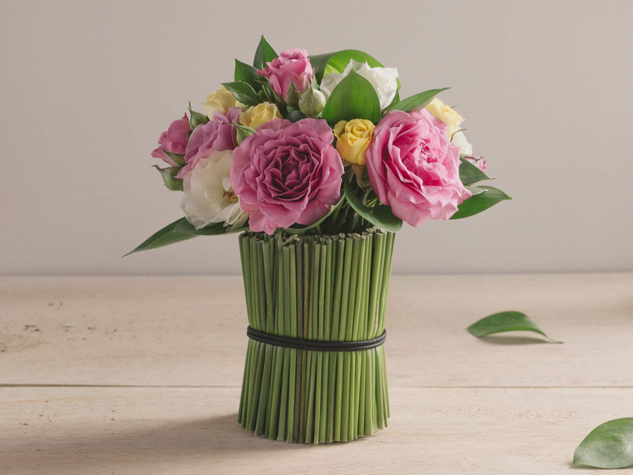 Arranjo de Rosas Coloridas em Vaso Revestido de Junco