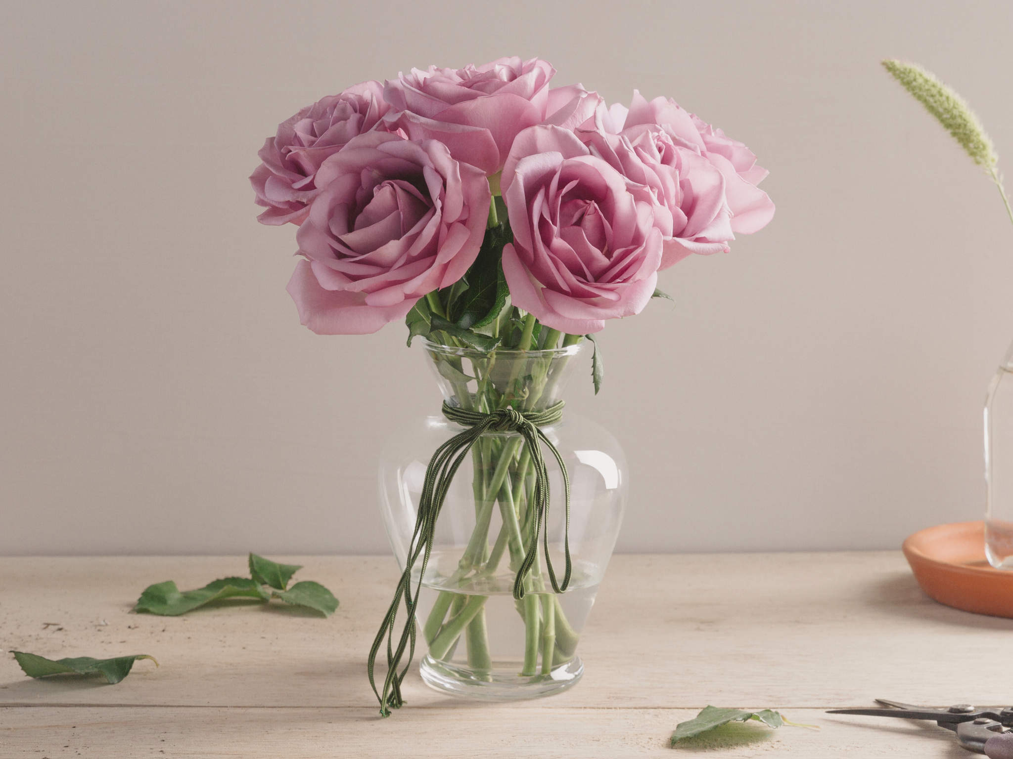 Arranjo de Rosas Lilás em Vaso de Vidro