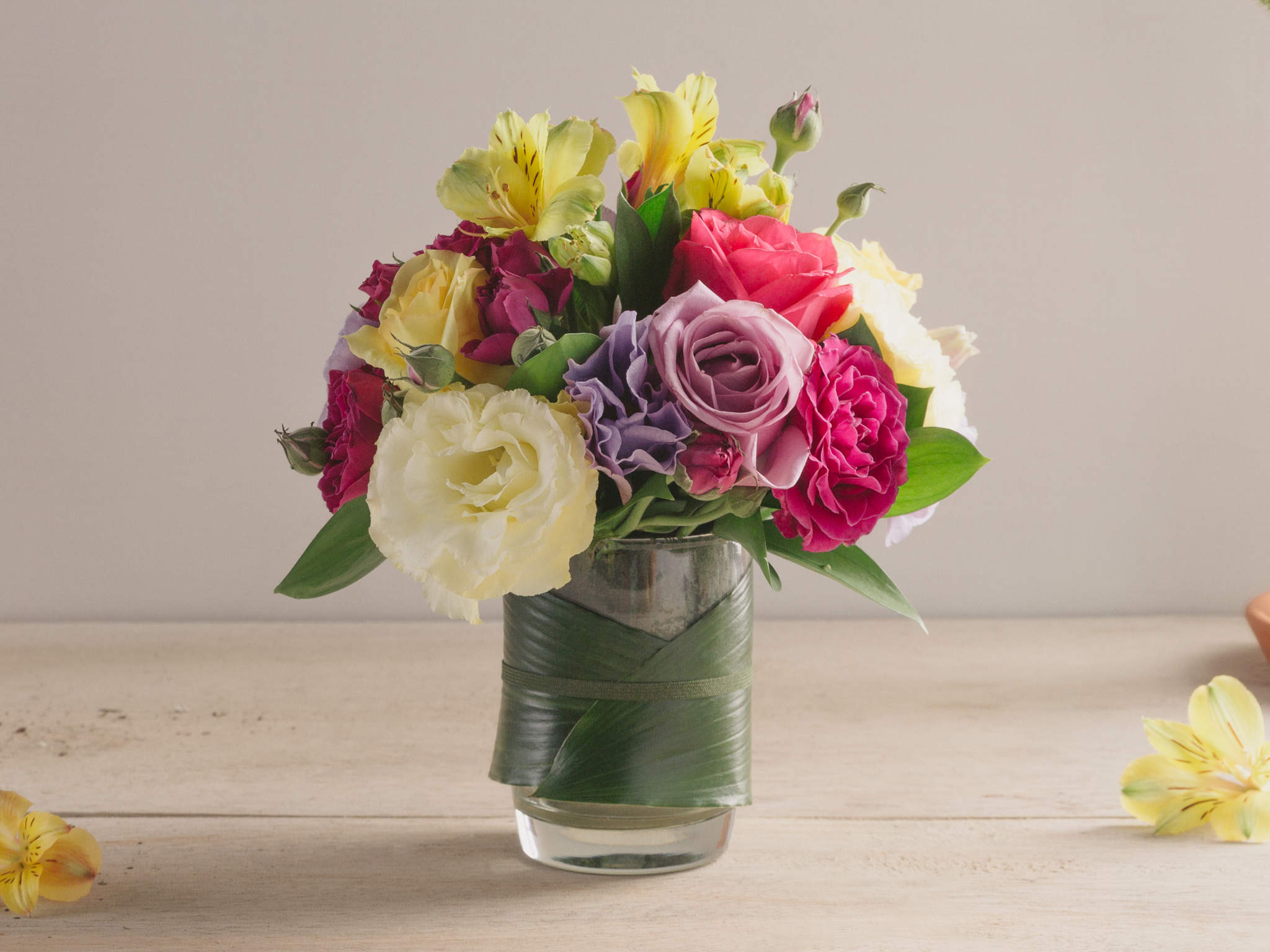 Arranjo de Flores Coloridas em Vaso de Vidro