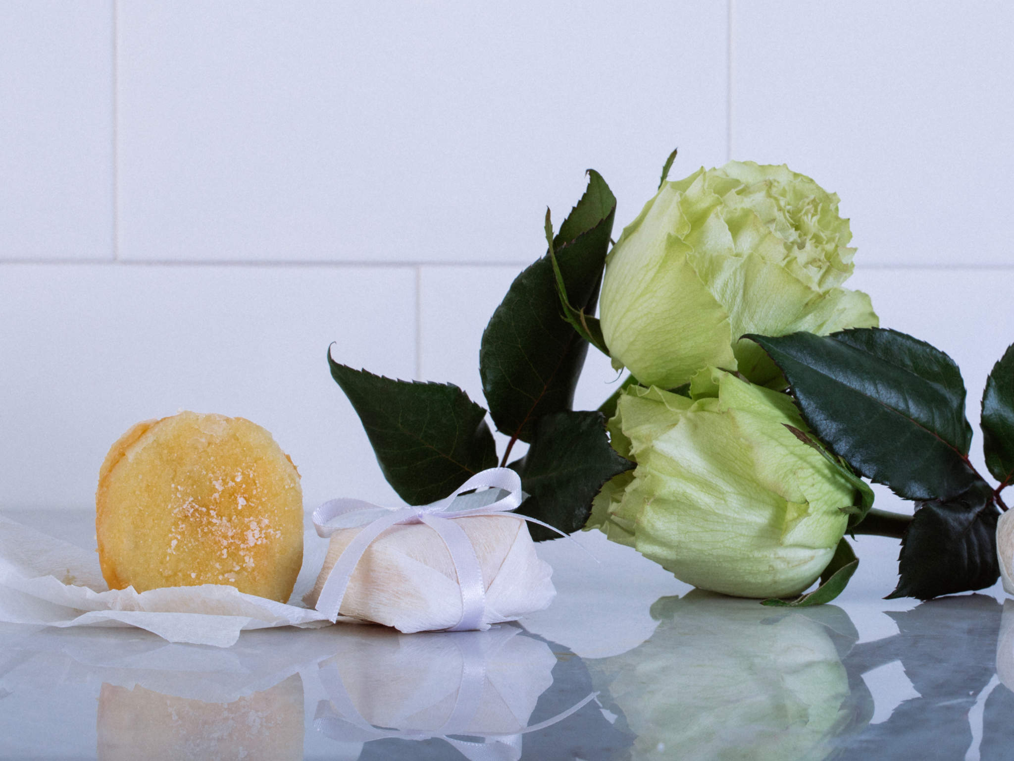Nova Mamãe Cesta Maternidade com Rosas Colombianas Verdes e Bem Nascido