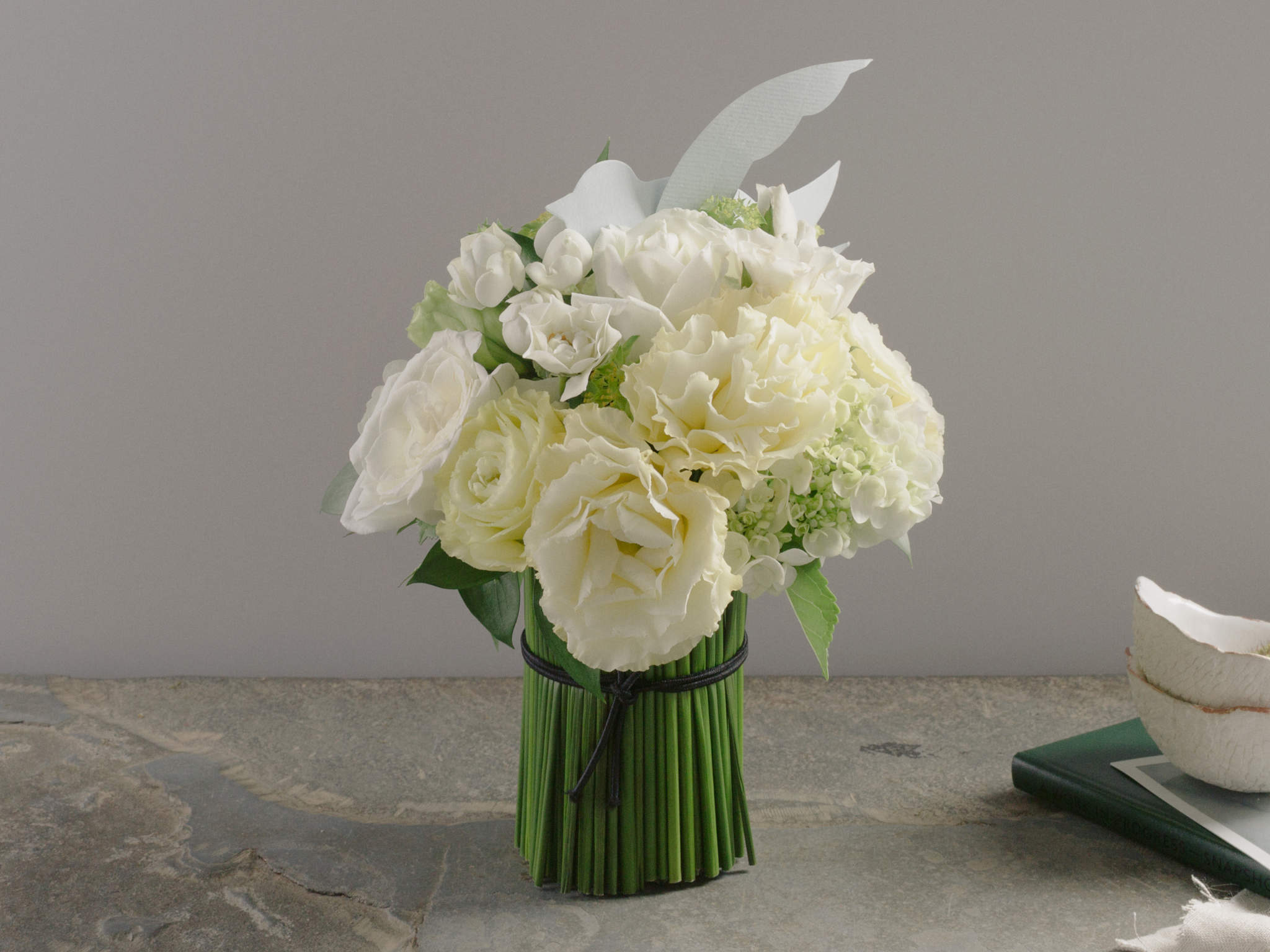 Arranjo de Rosas e Lisianthus Brancos em Vaso de Vidro com Junco