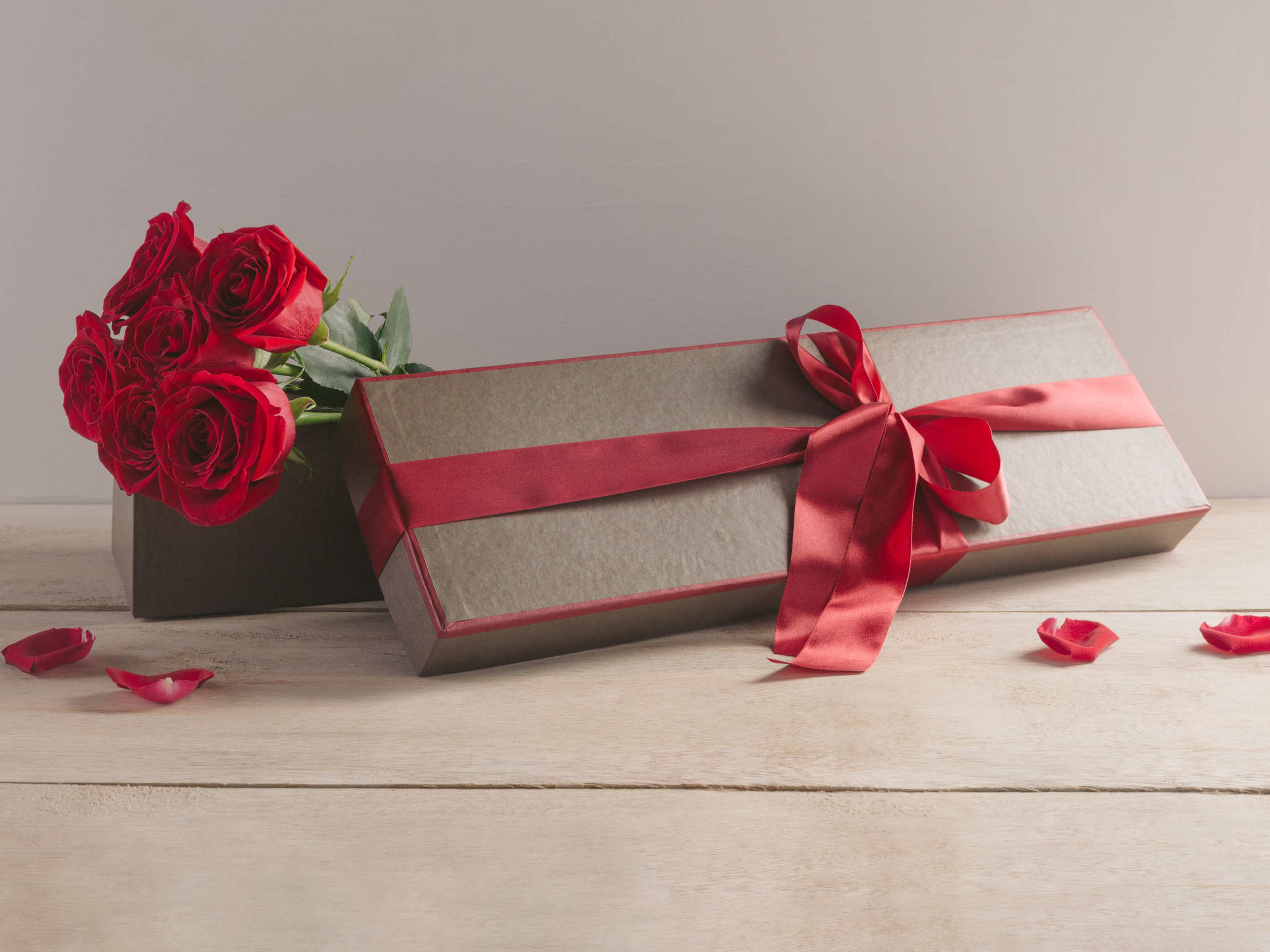 Buquê de 6 Rosas Vermelhas em Caixa de Presente Para Entrega