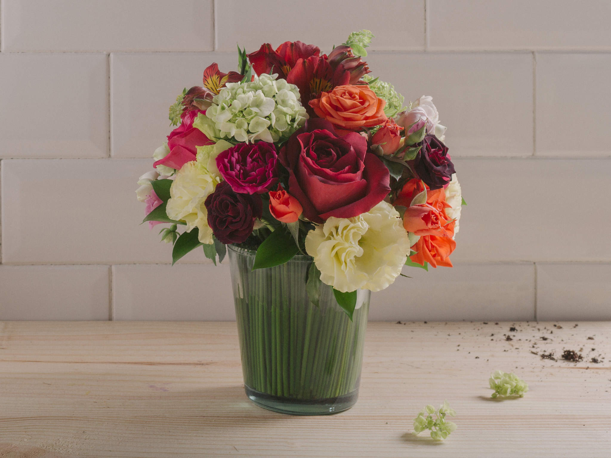 Arranjo de Rosas, Lisianthus e Alstroemérias Coloridas em Vaso