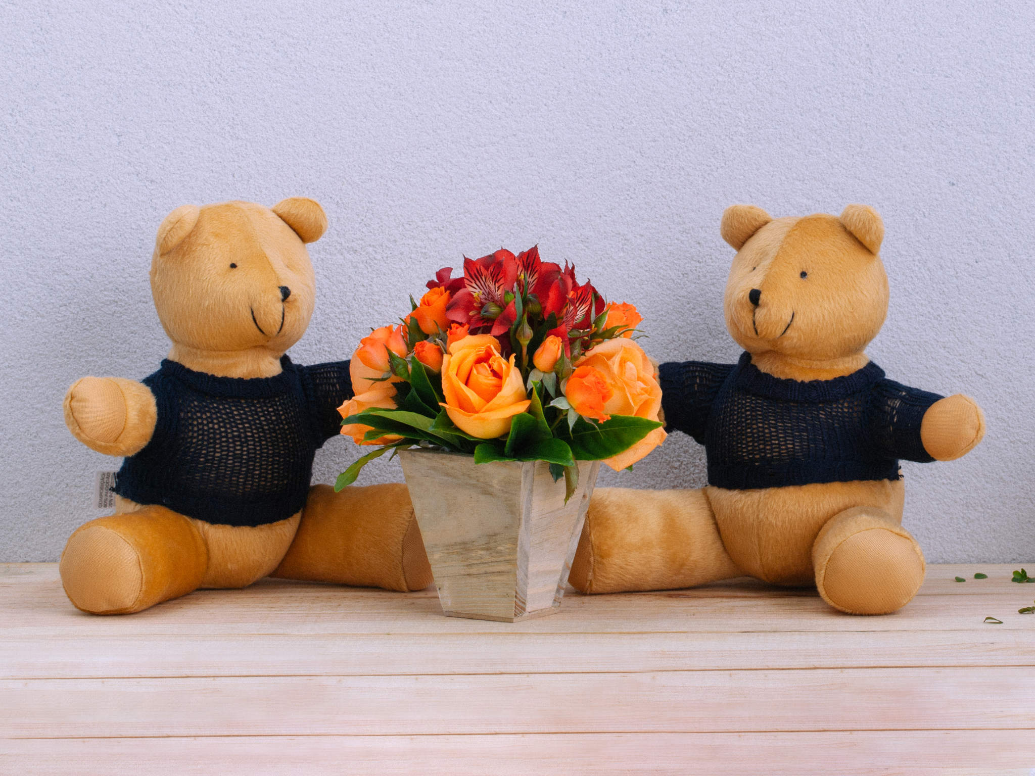 Arranjo de Flores Coloridas em Vaso com 2 Ursos de Pelúcia