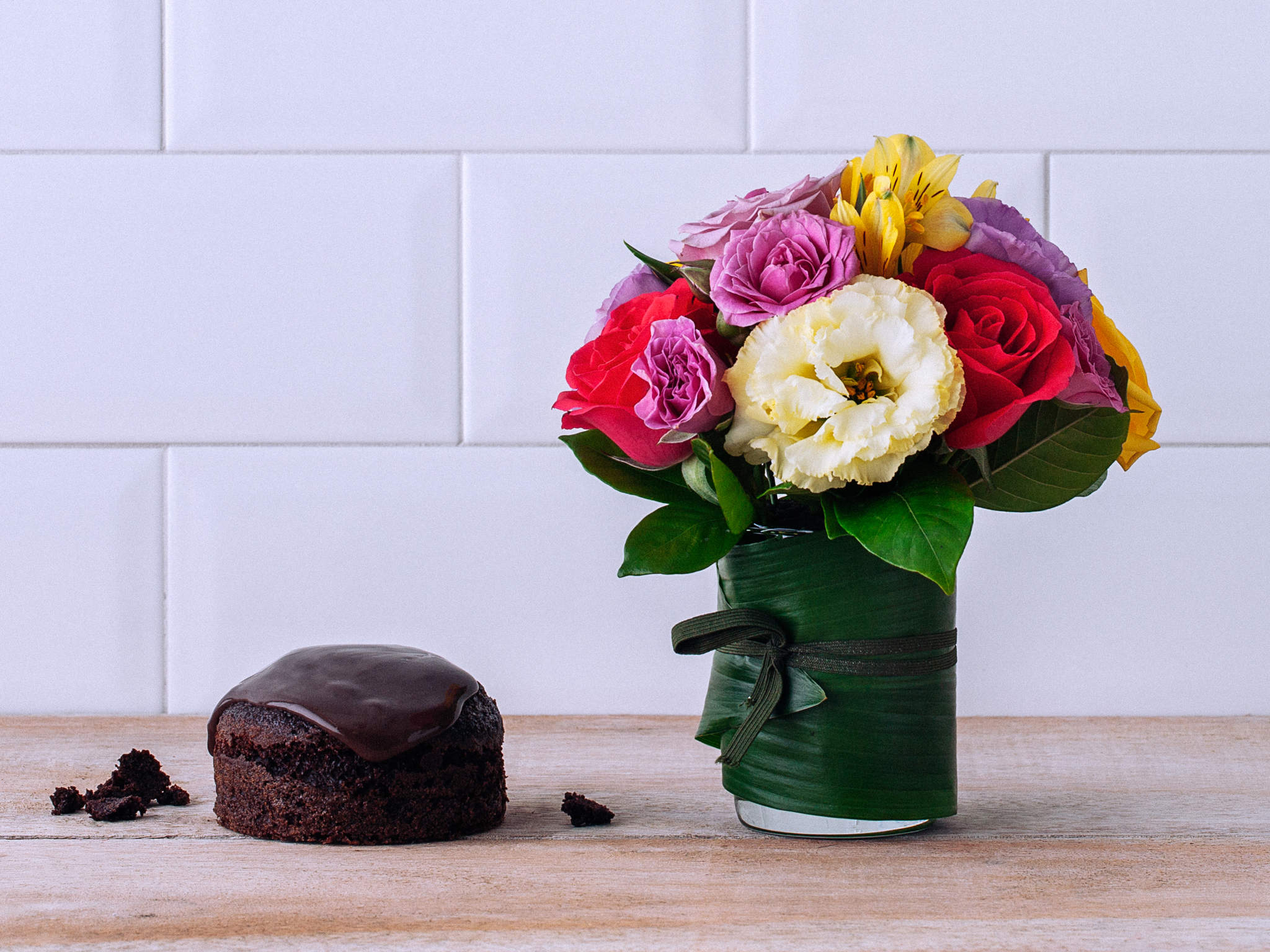 Arranjo de Flores Coloridas em Vaso e Bolo de Chocolate