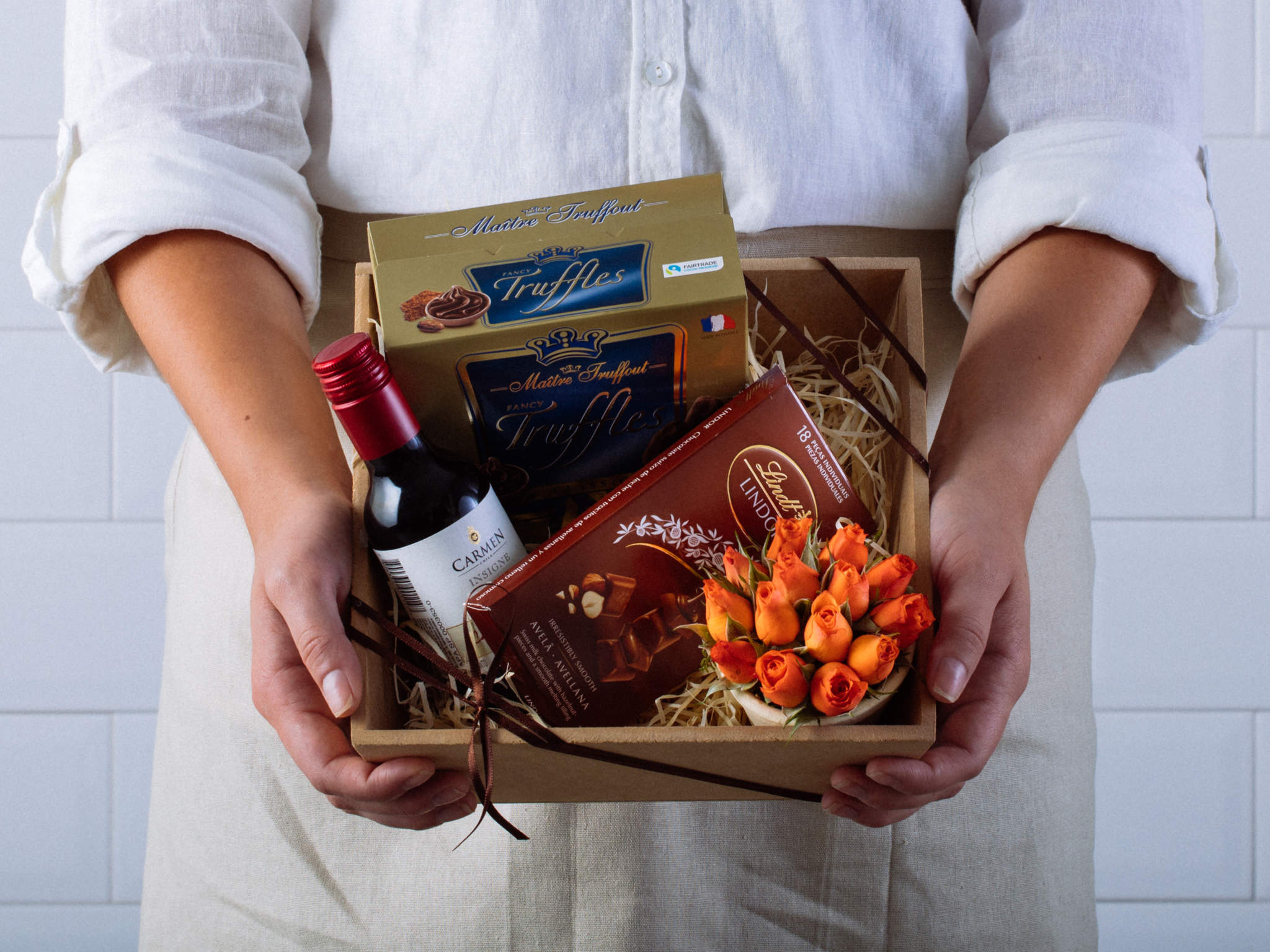 Cesta com Vinho, Rosas Laranja, Chocolate e Trufas