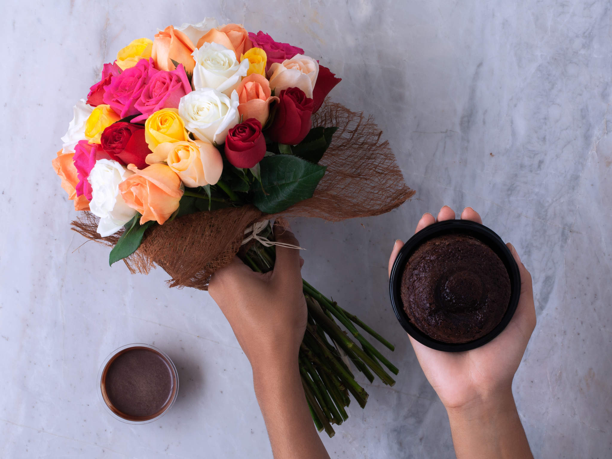 Buquê de 30 Rosas Coloridas com Bolo de Chocolate