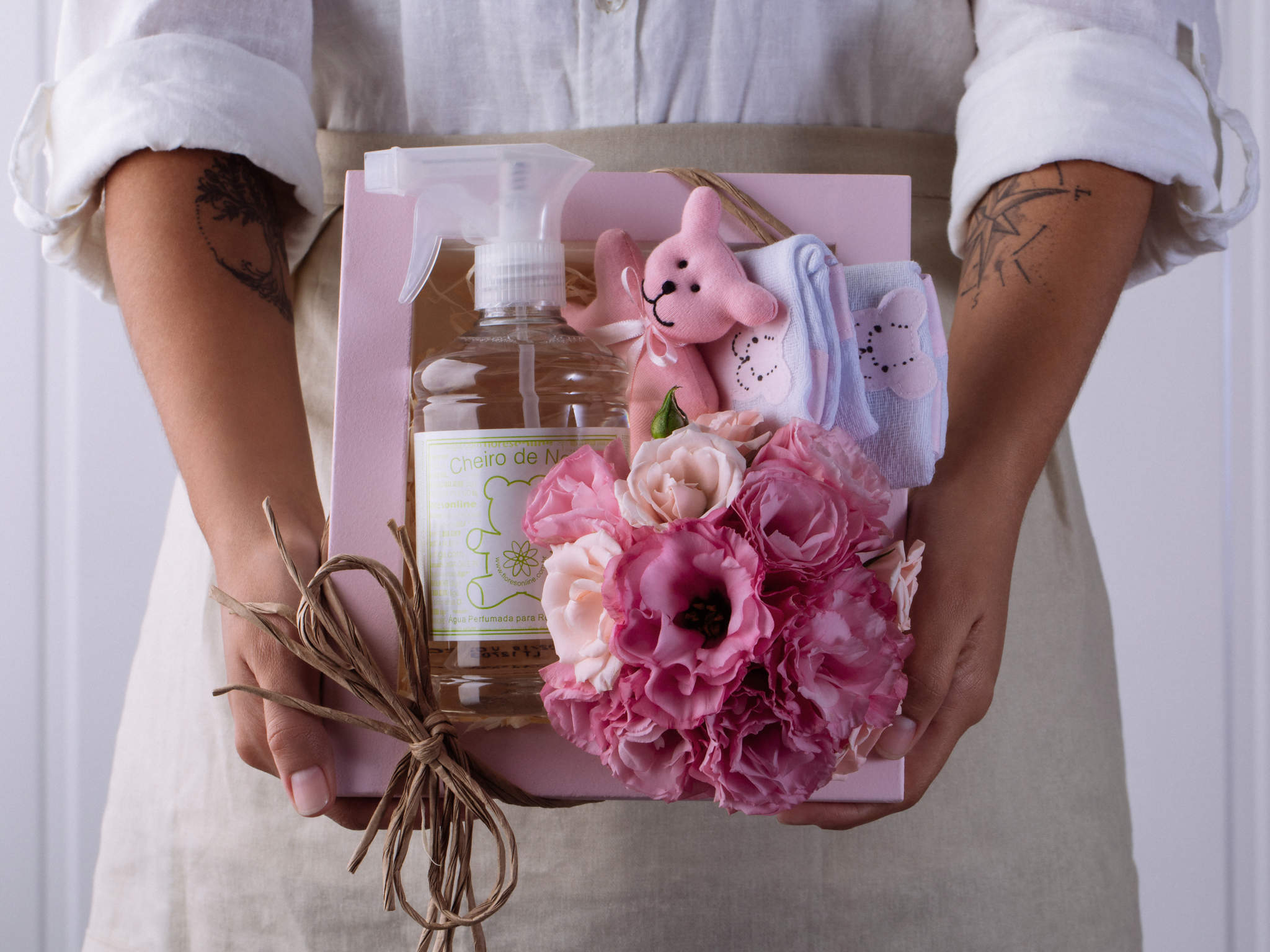 Cesta Maternidade com Arranjo de Flores, Ursinho e Água Perfumada