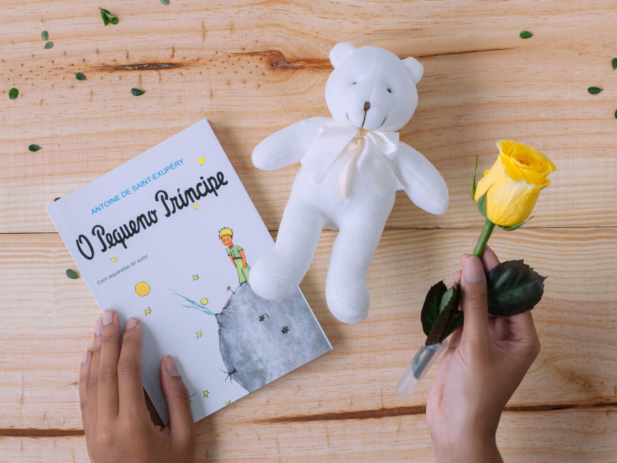 Livro O Pequeno Príncipe com Rosa Amarela e Urso de Pelúcia
