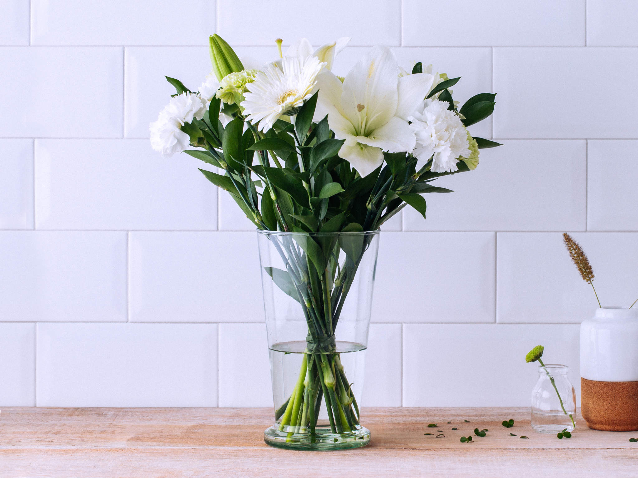 Buquê de Rosas, Lisianthus e Altroemérias Brancas