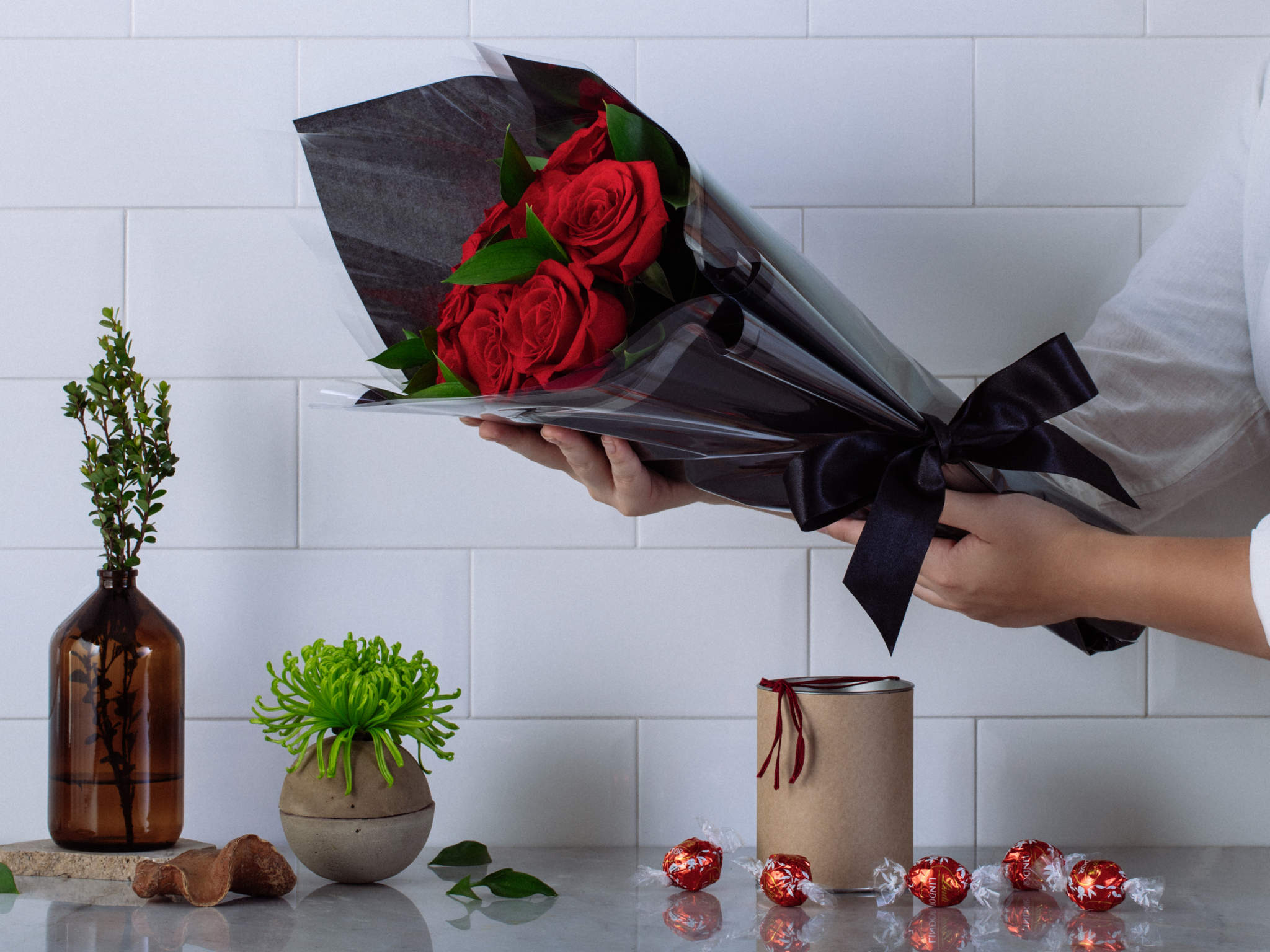 Buquê de 10 Rosas Vermelhas com Chocolate | Flores Online