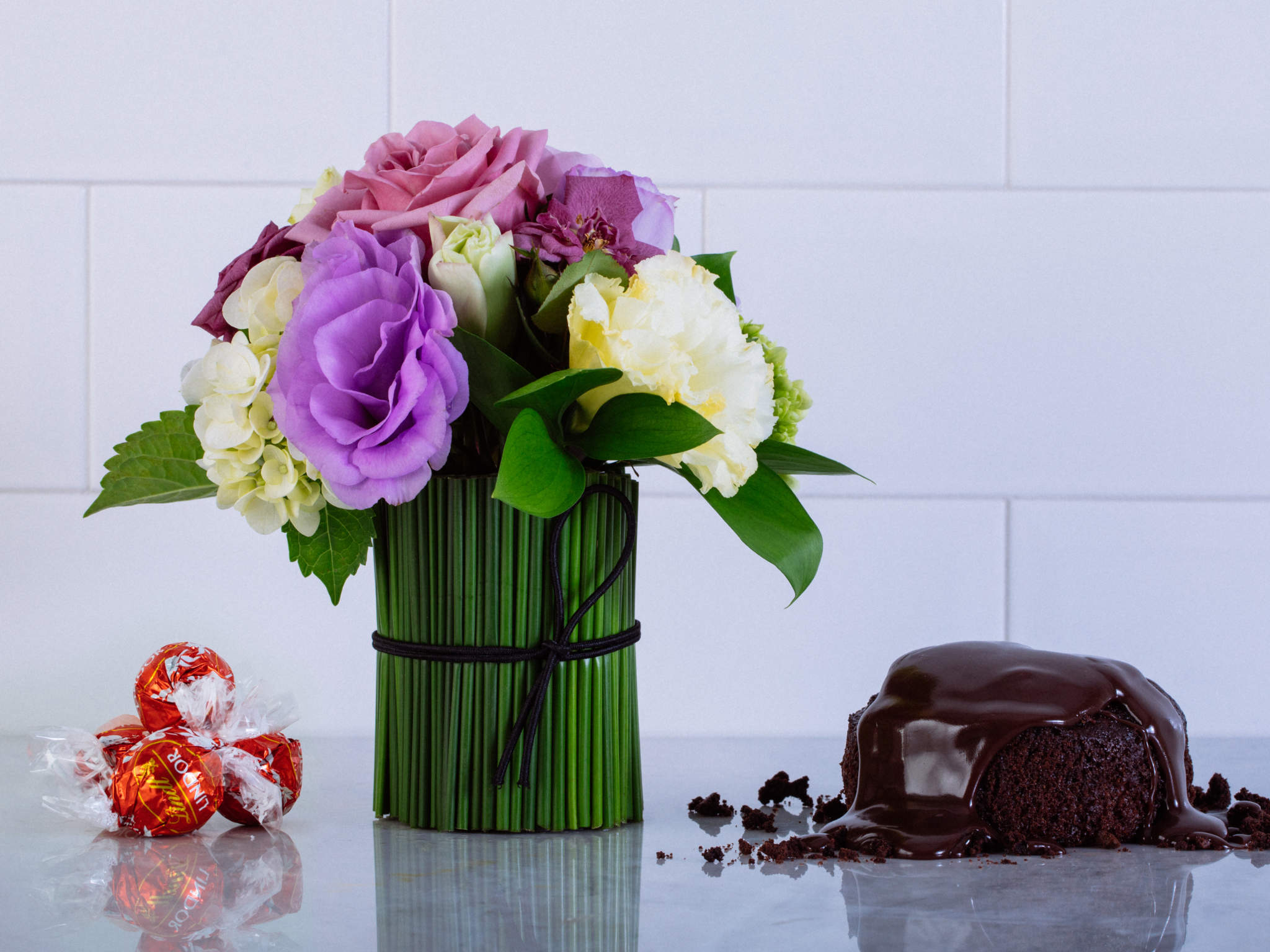 Arranjo de Flores em Vaso com Junco com Chocolate e Bolo Brigadíssimo