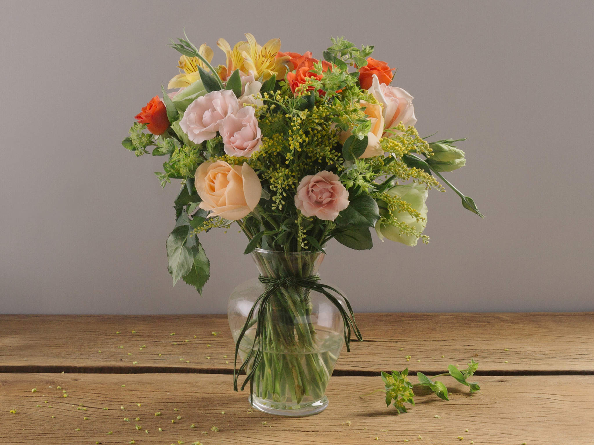 Arranjo de Rosas, Lisianthus e Alstroemérias em Vaso