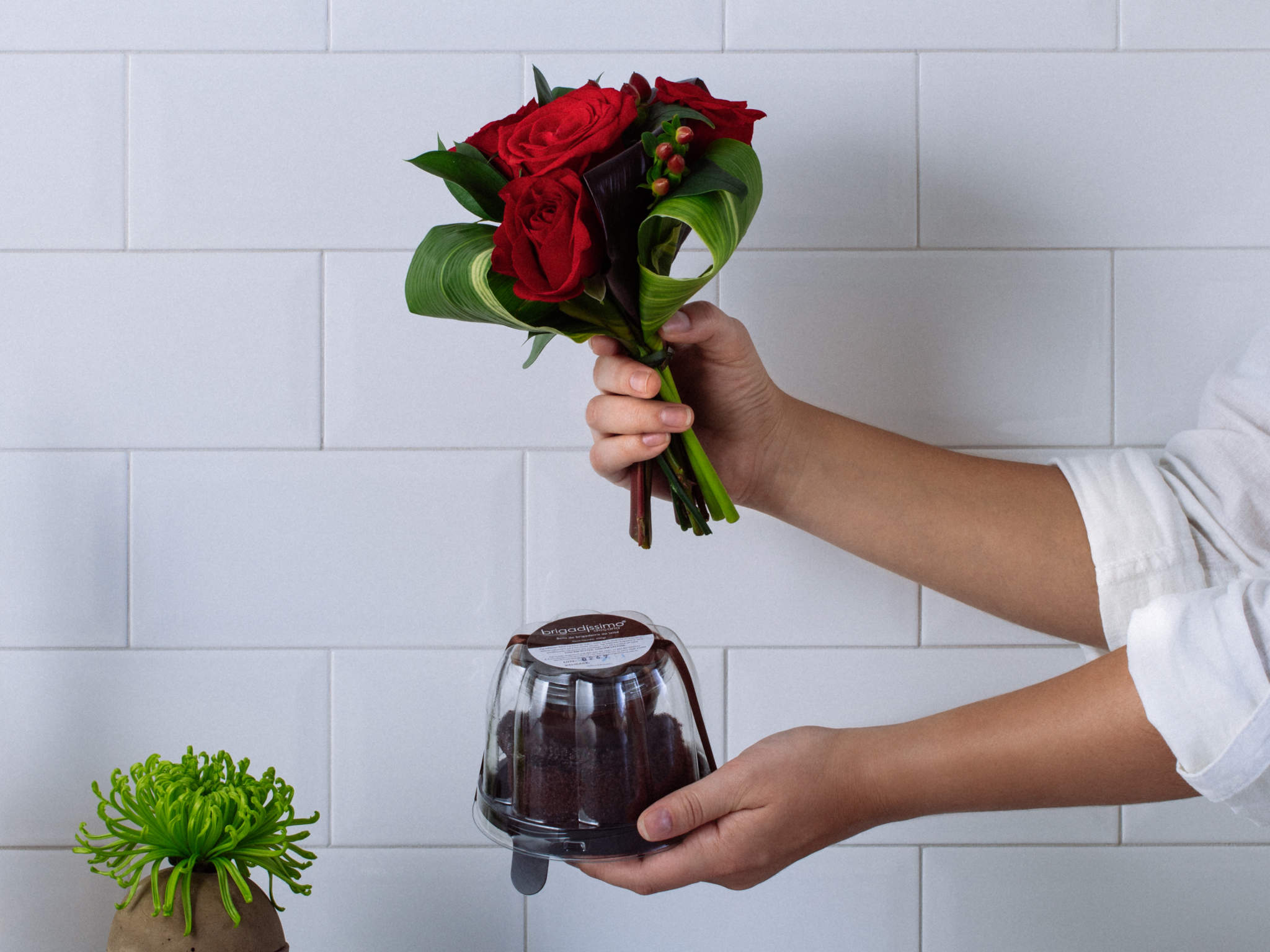 Buquê de 4 Rosas Vermelhas e Bolo de Chocolate Brigadíssimo