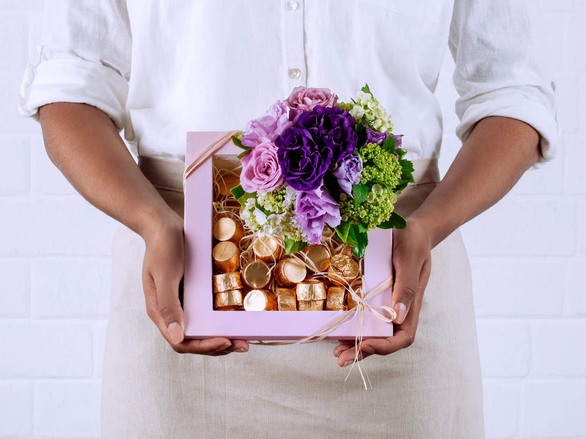 Mais que Perfeito Arranjo de Flores Lilás com Chocolate Le Delice Para Entrega