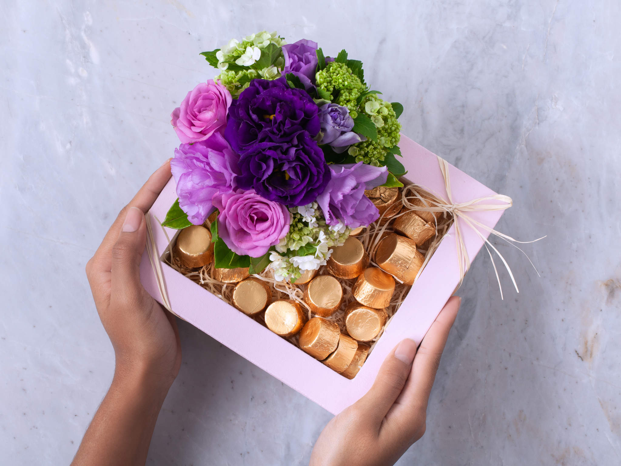Mais que Perfeito Arranjo de Flores Lilás com Chocolate Le Delice Para Entrega