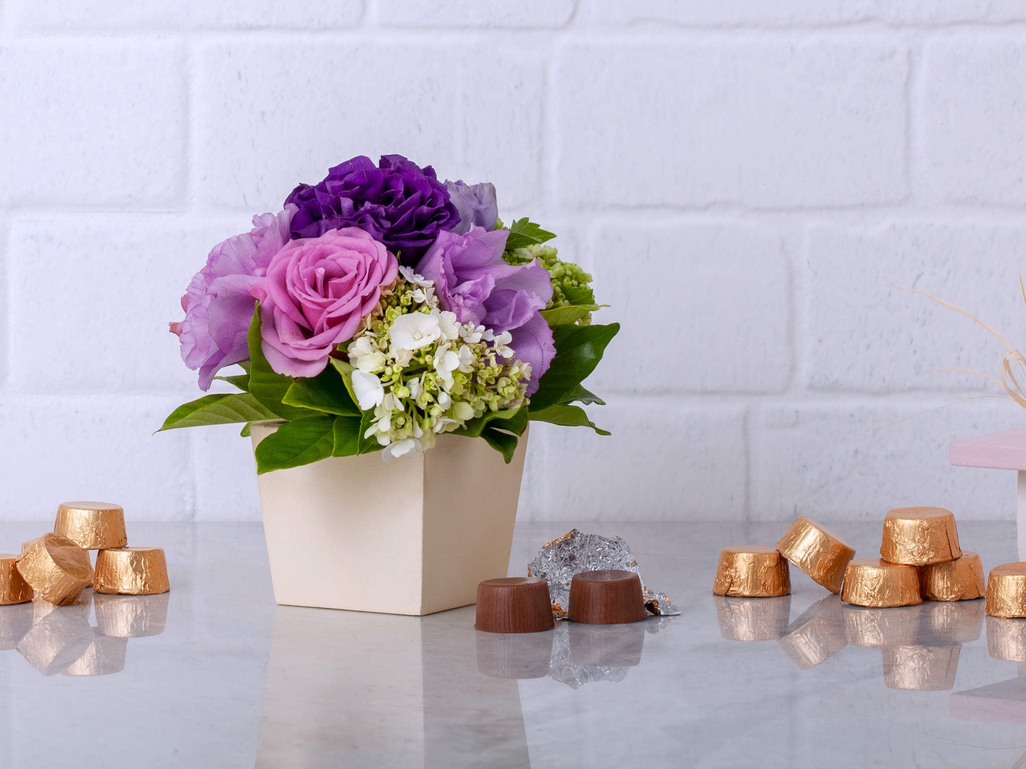 Mais que Perfeito Arranjo de Flores Lilás com Chocolate Le Delice Para Entrega