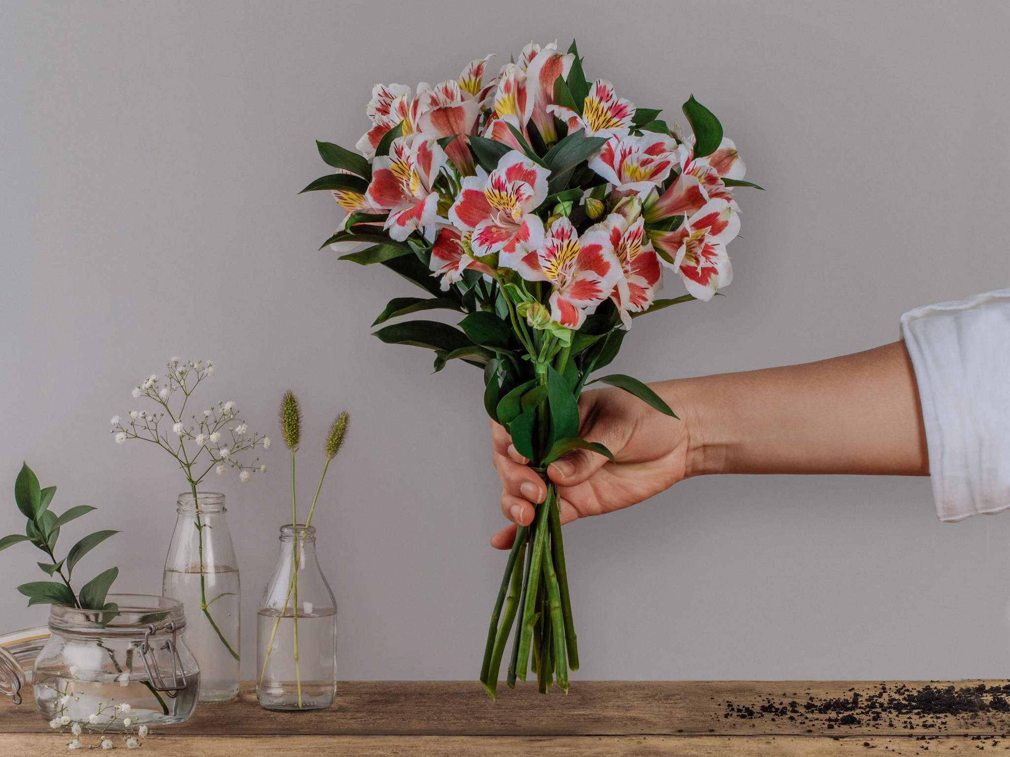 Buquê de Alstroemérias Brancas Mescladas de Rosa