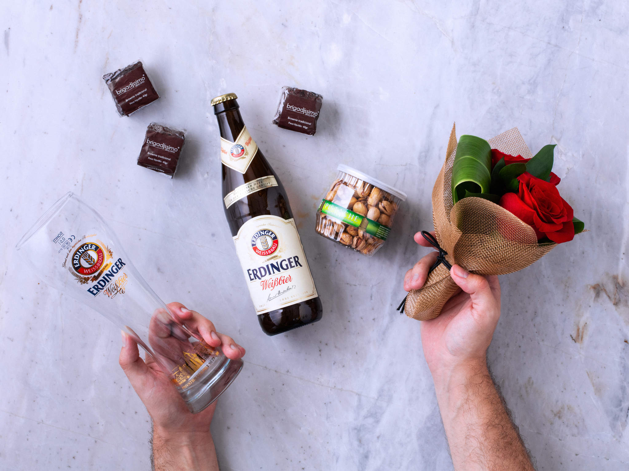 Bebericando Cesta com Cerveja Erdinger, Rosas Vermelhas, Pistaches e Brownies