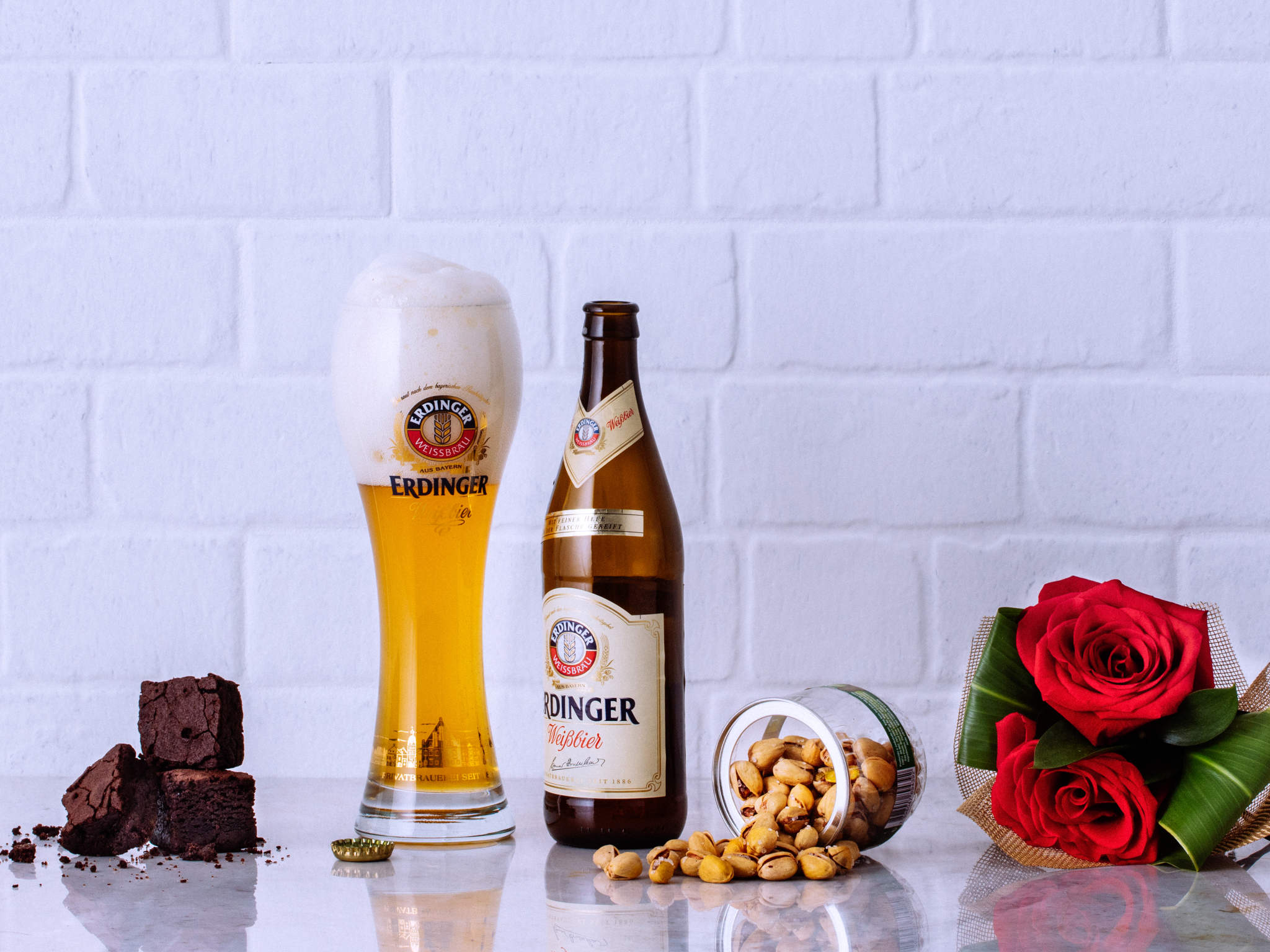 Bebericando Cesta com Cerveja Erdinger, Rosas Vermelhas, Pistaches e Brownies