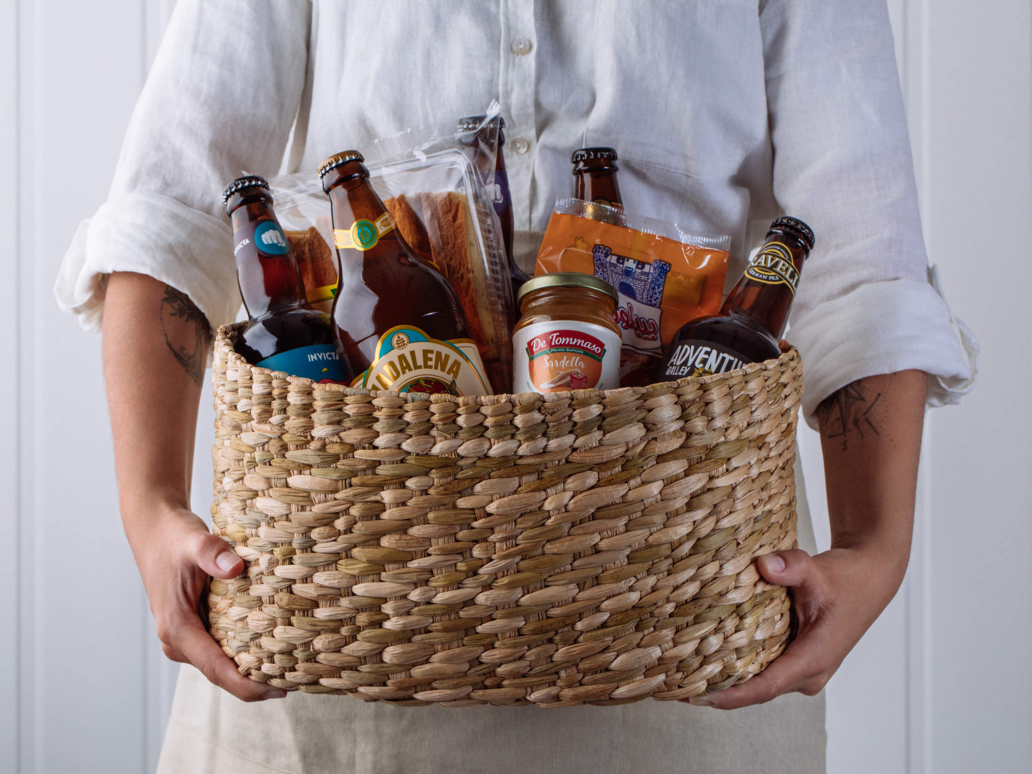 Hora da Cerveja Cesta com Cervejas Artesanais Erdinger e Karavelle e Petiscos