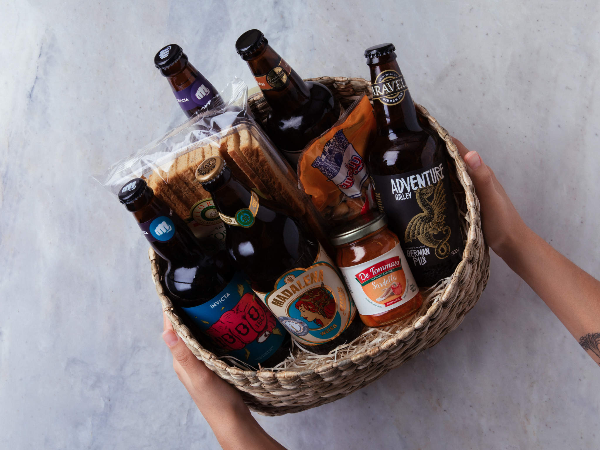 Hora da Cerveja Cesta com Cervejas Artesanais Erdinger e Karavelle e Petiscos
