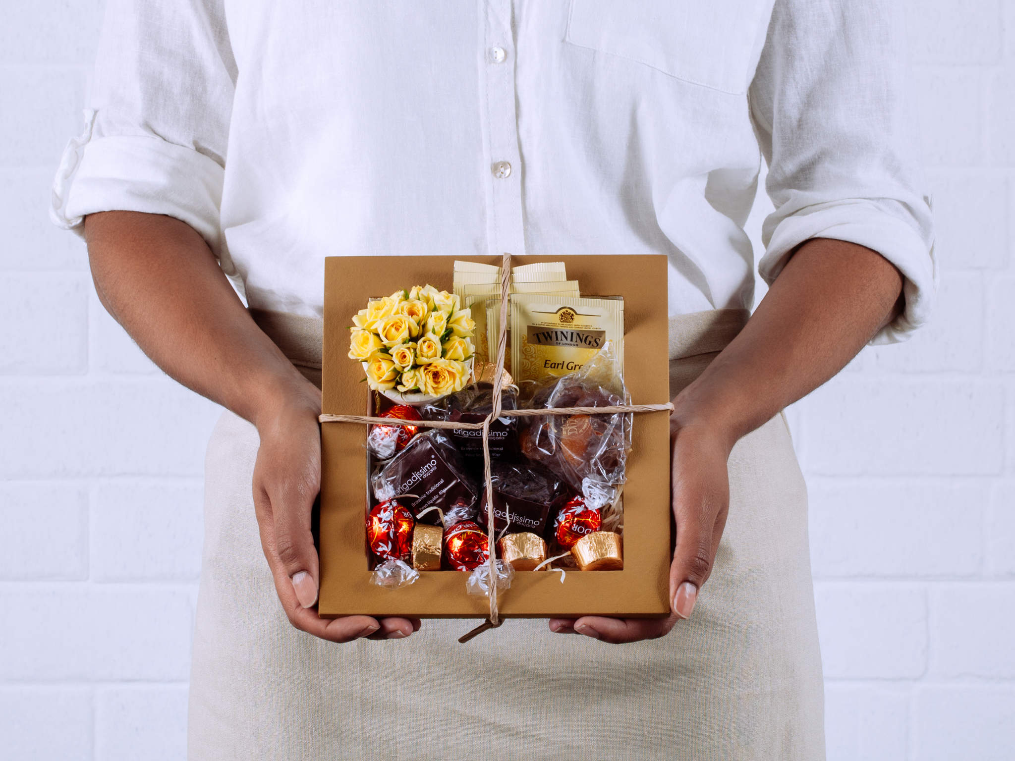 Com Muito Carinho Caixa com Rosas, Brownies, Bem-Casados e Guloseimas
