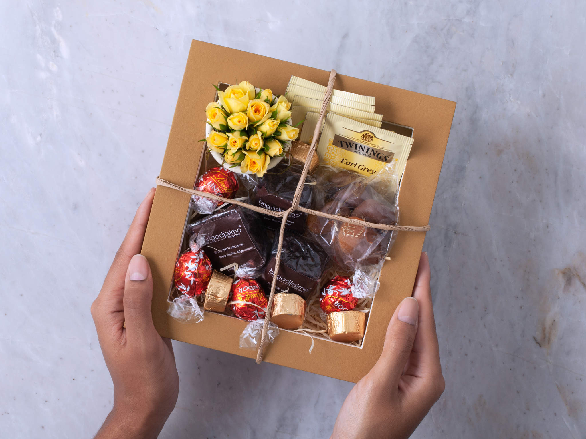 Caixa com Rosas, Brownies, Bem-Casados e Guloseimas