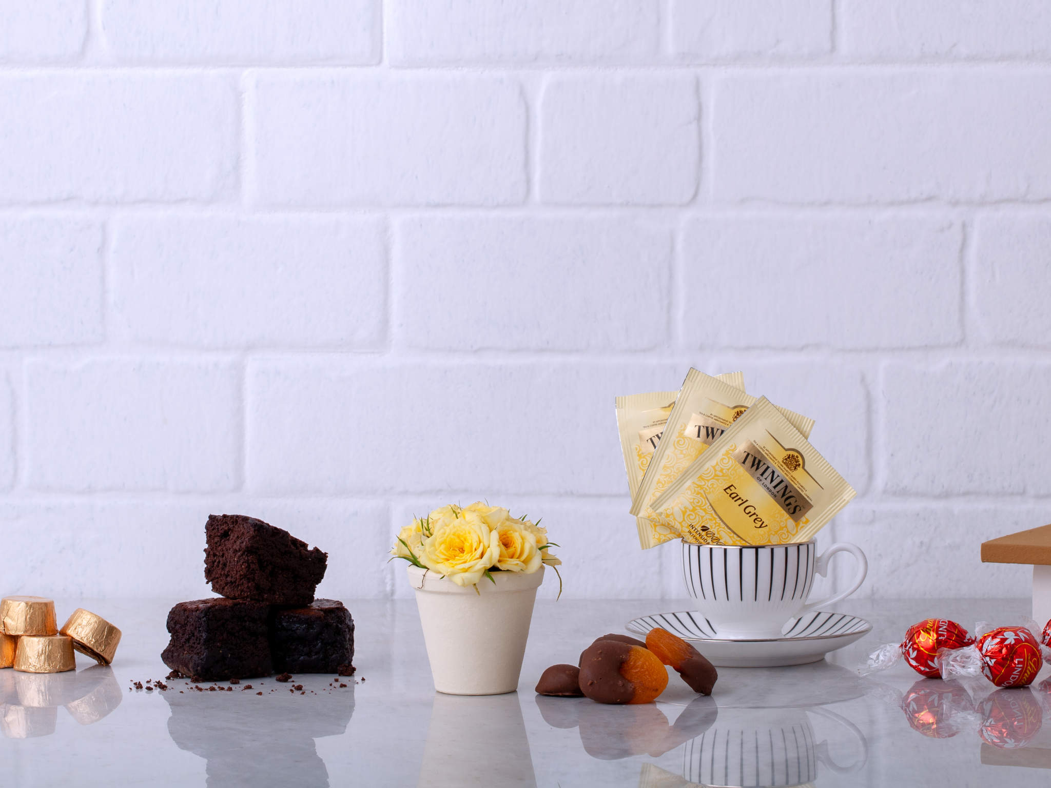 Com Muito Carinho Caixa com Rosas, Brownies, Bem-Casados e Guloseimas
