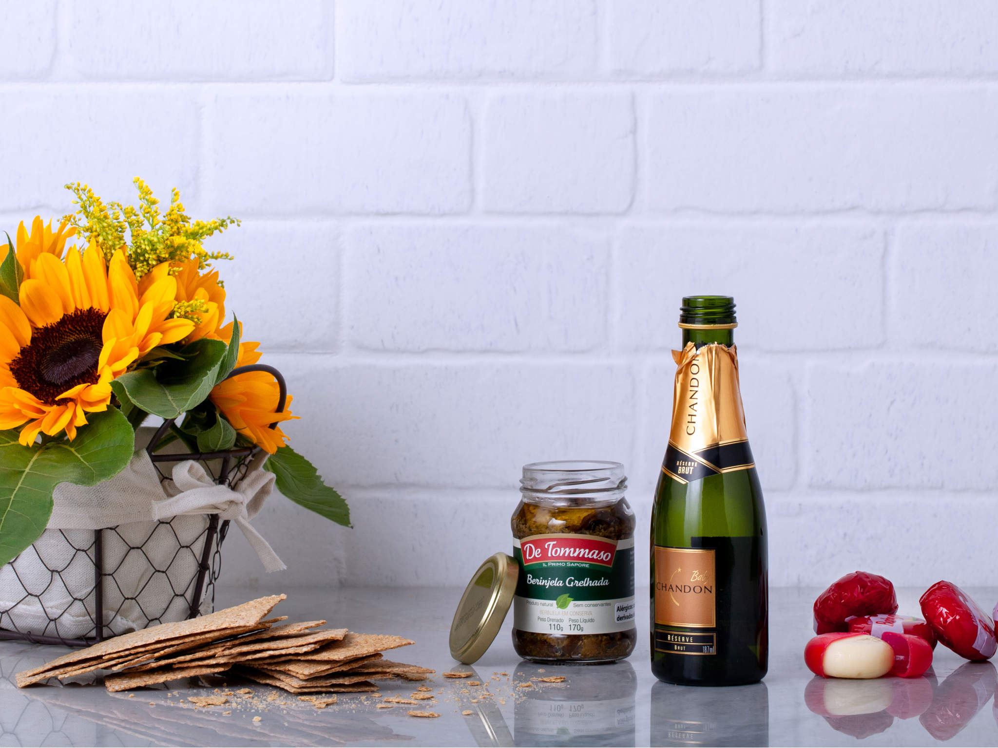 Your Brunch Cesta com Girassóis, Espumante Chandon, Suco e Petiscos