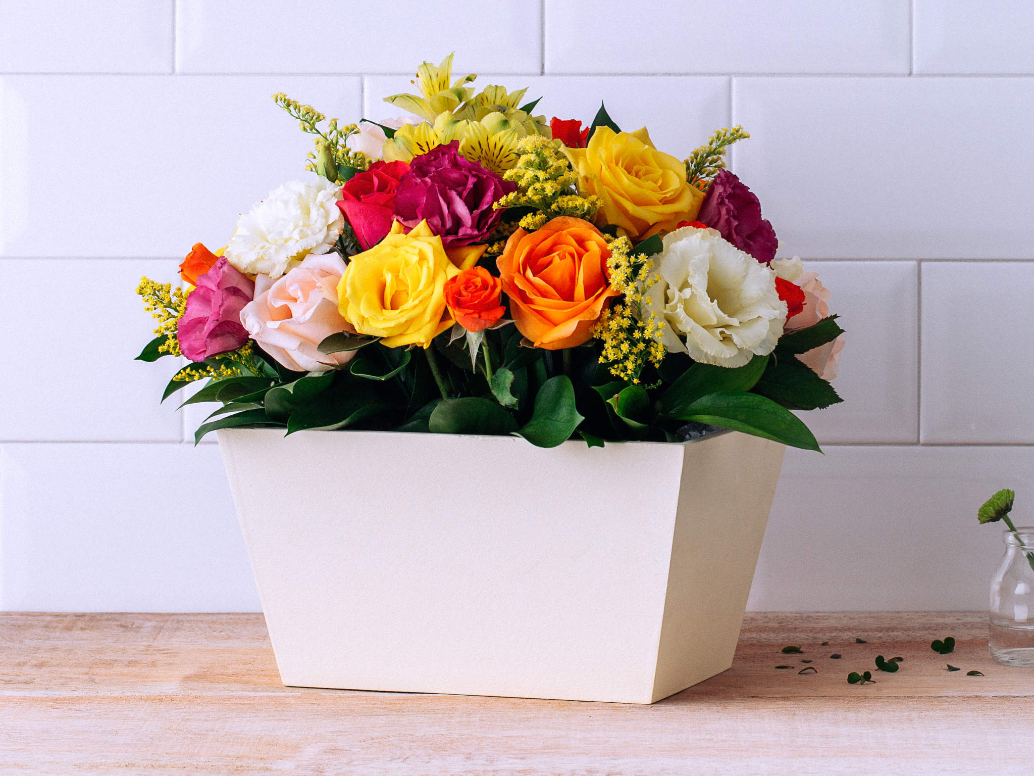 Jardineira com Rosas e Lisianthus Coloridos | Flores Online