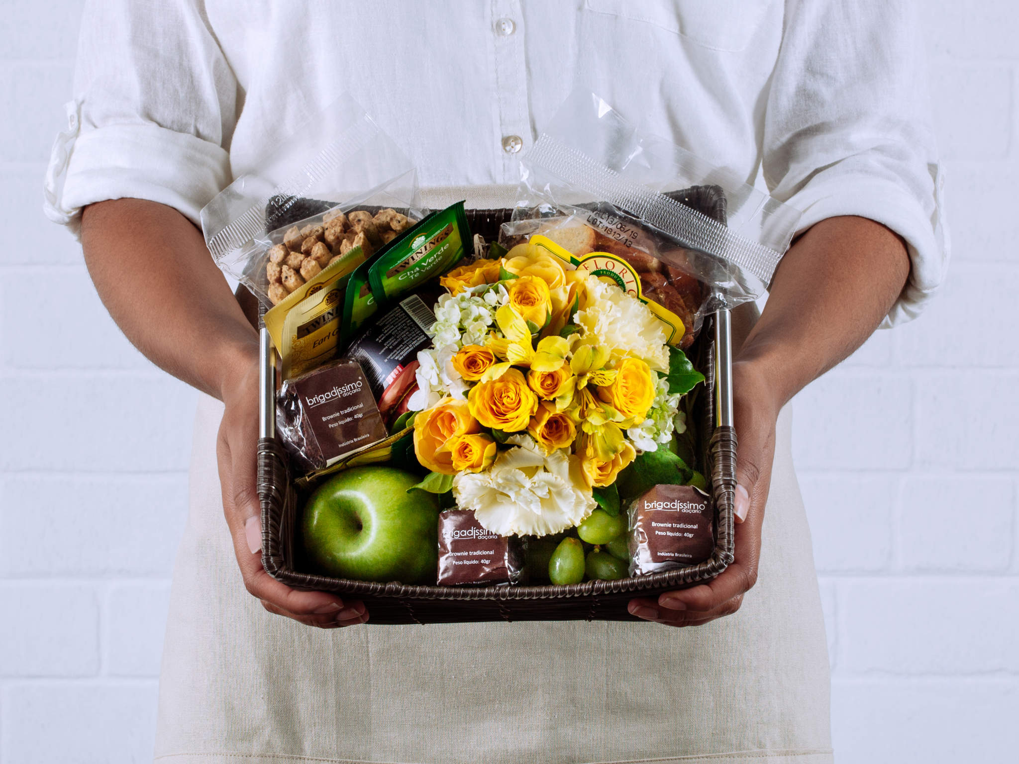 Cesta de Presente com Flores, Frutas e Guloseimas Para Entrega