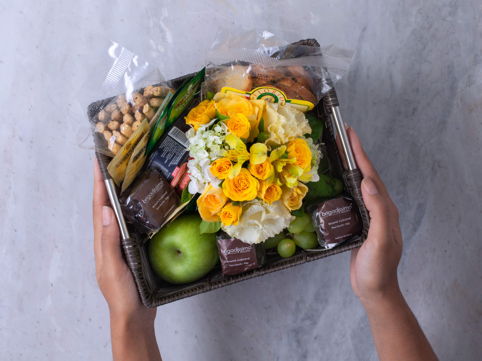 Uma Tarde com Você Cesta de Presente com Flores, Frutas e Guloseimas Para Entrega
