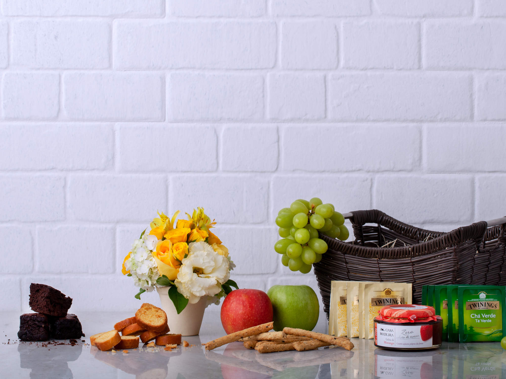 Uma Tarde com Você Cesta de Presente com Flores, Frutas e Guloseimas Para Entrega