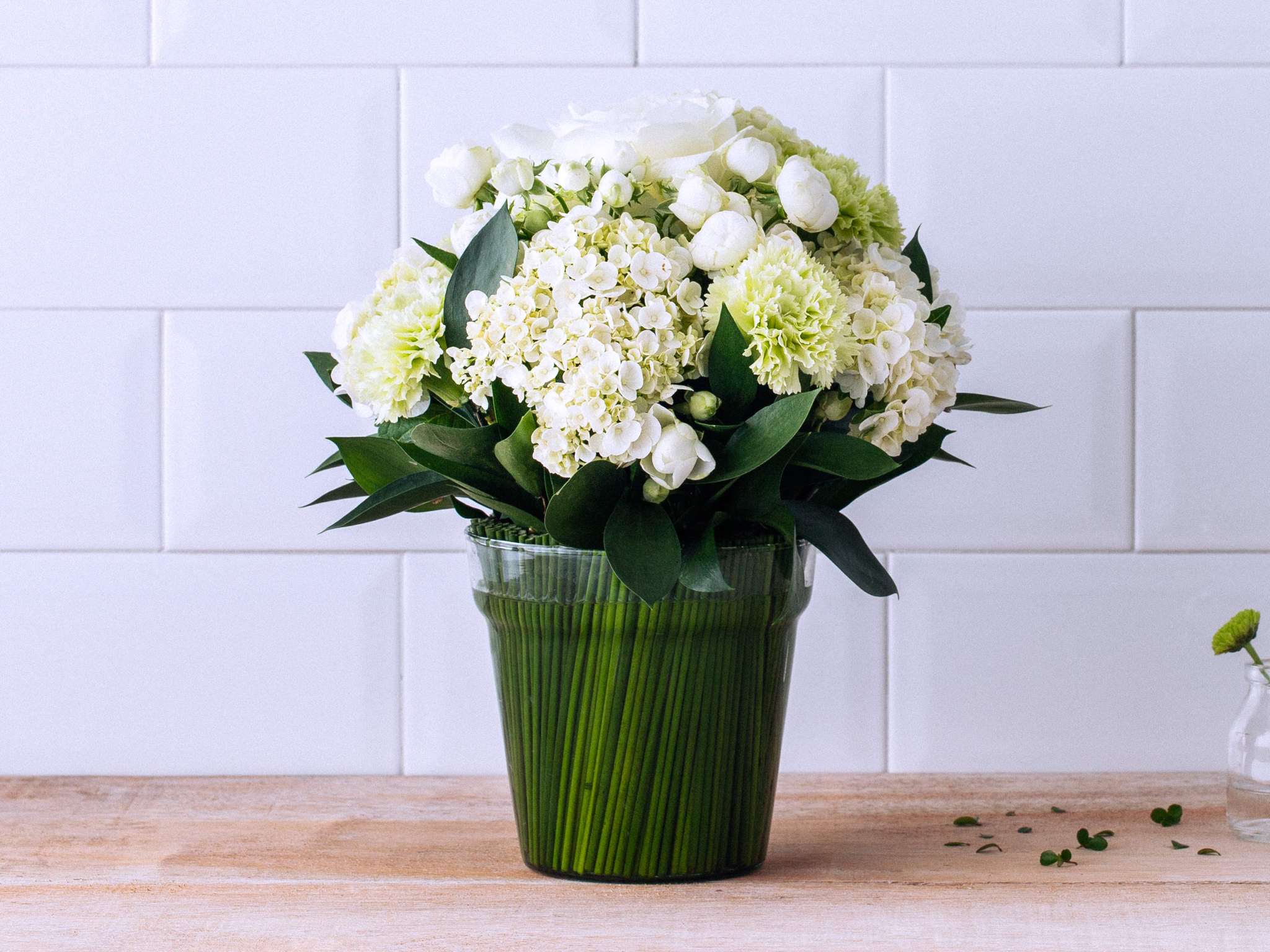 Arranjo de Flores Brancas e Verdes em Vaso com Junco Juana Martinez
