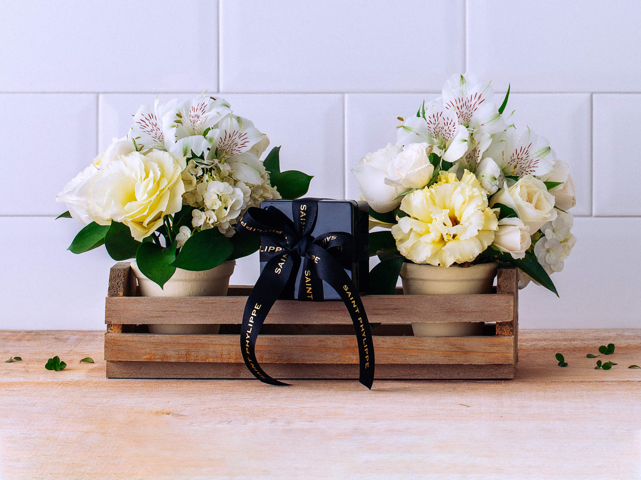 Caixa com Dois Arranjos de Flores Brancas em Vaso com Chocolate