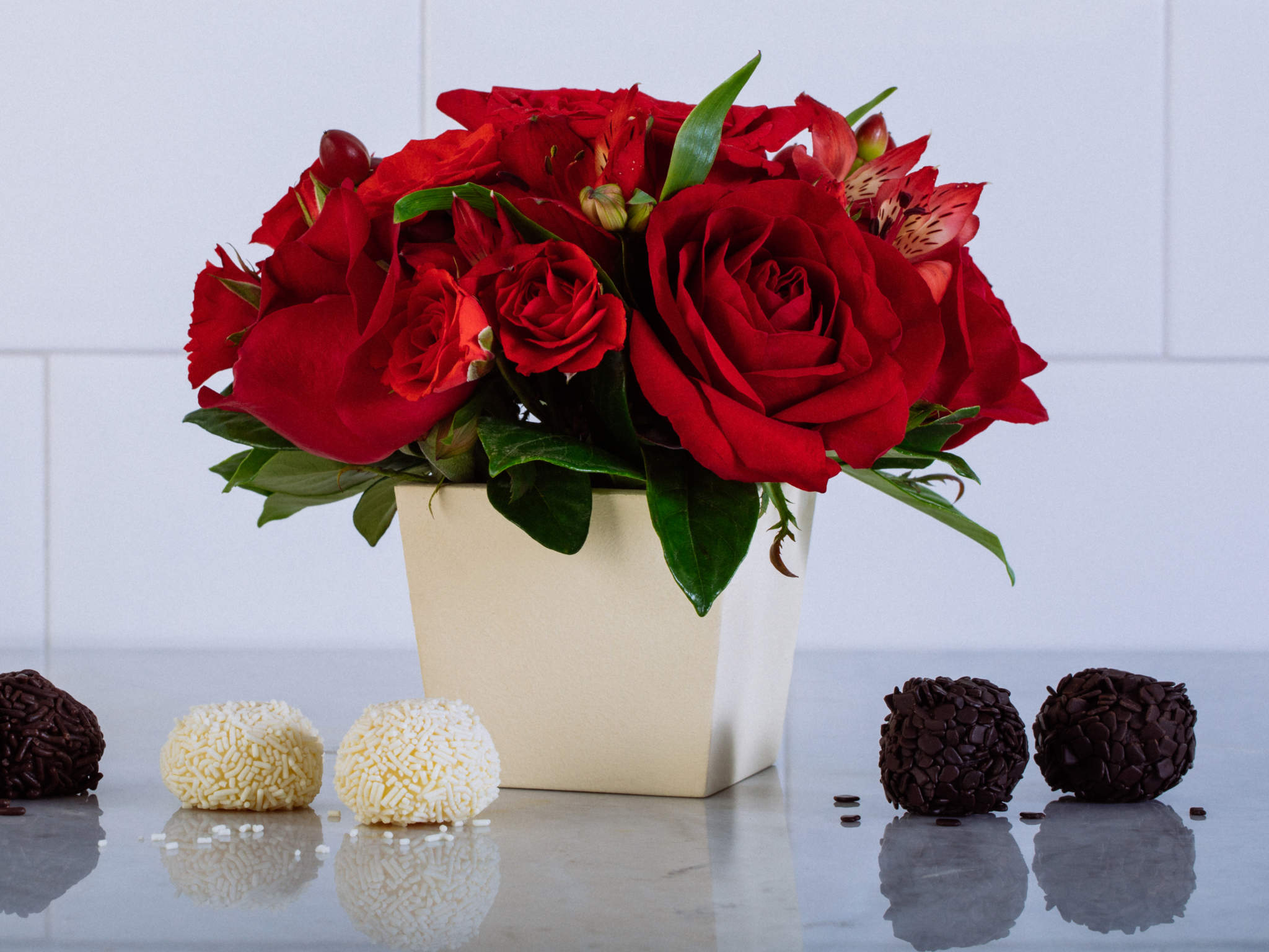 Arranjo de Rosas e Alstroemérias Vermelhas com Brigadeiros Brigadíssimo