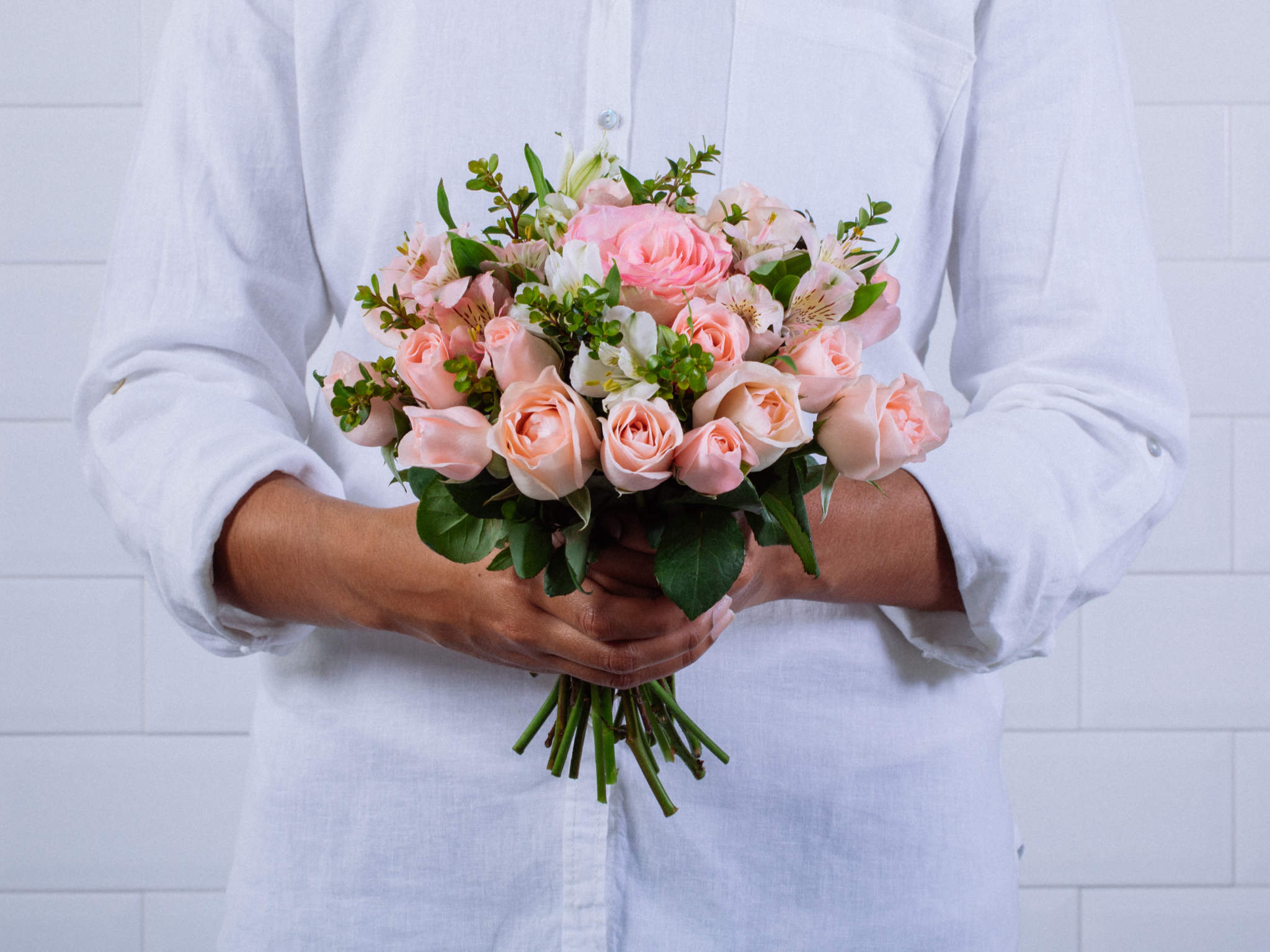 Buquê de Rosas e Alstroemérias Rosadas com Folhagem Para Entrega