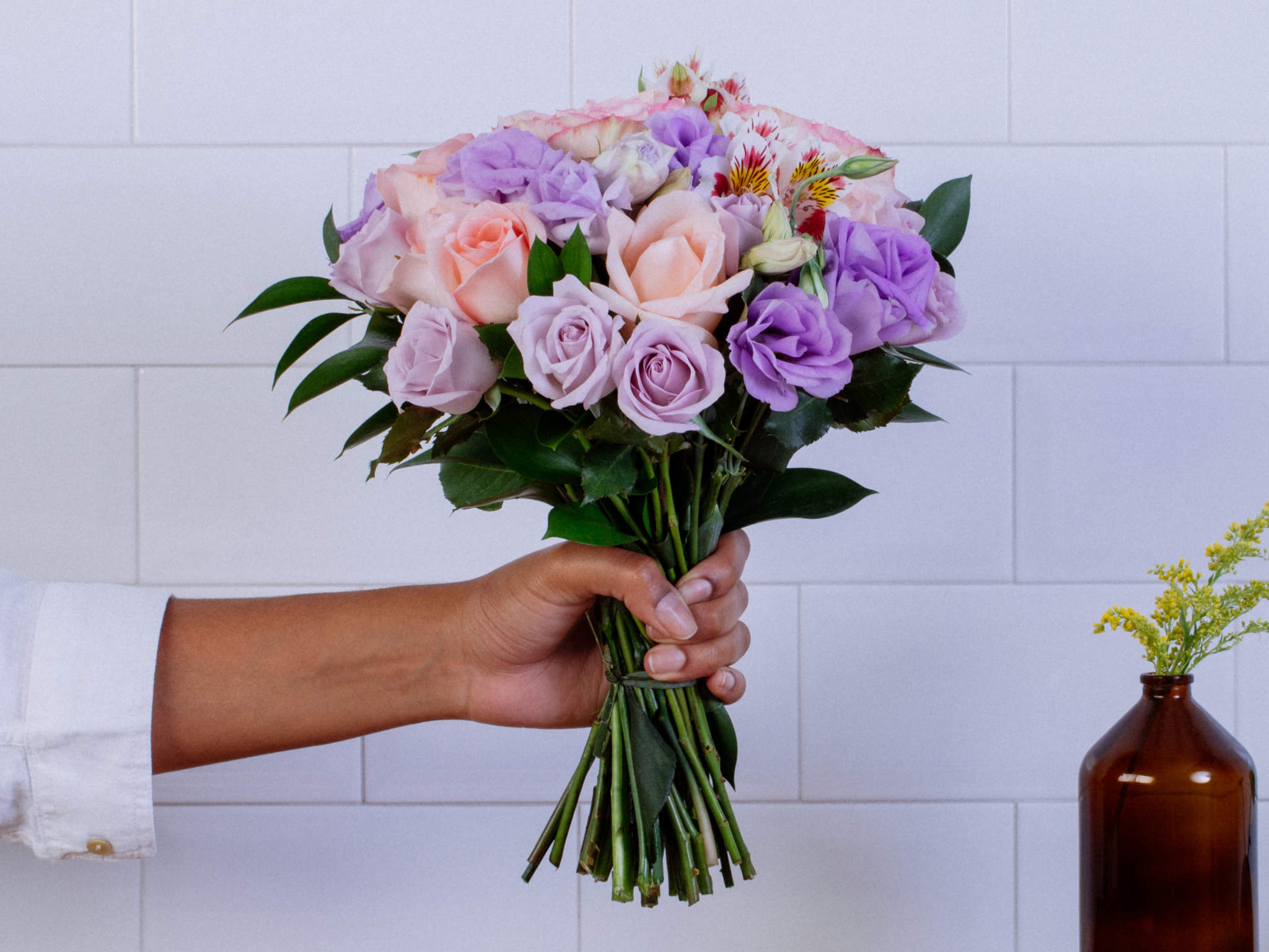 Buquê de Rosas e Alstroemérias Rosé e Lilás com Folhagem