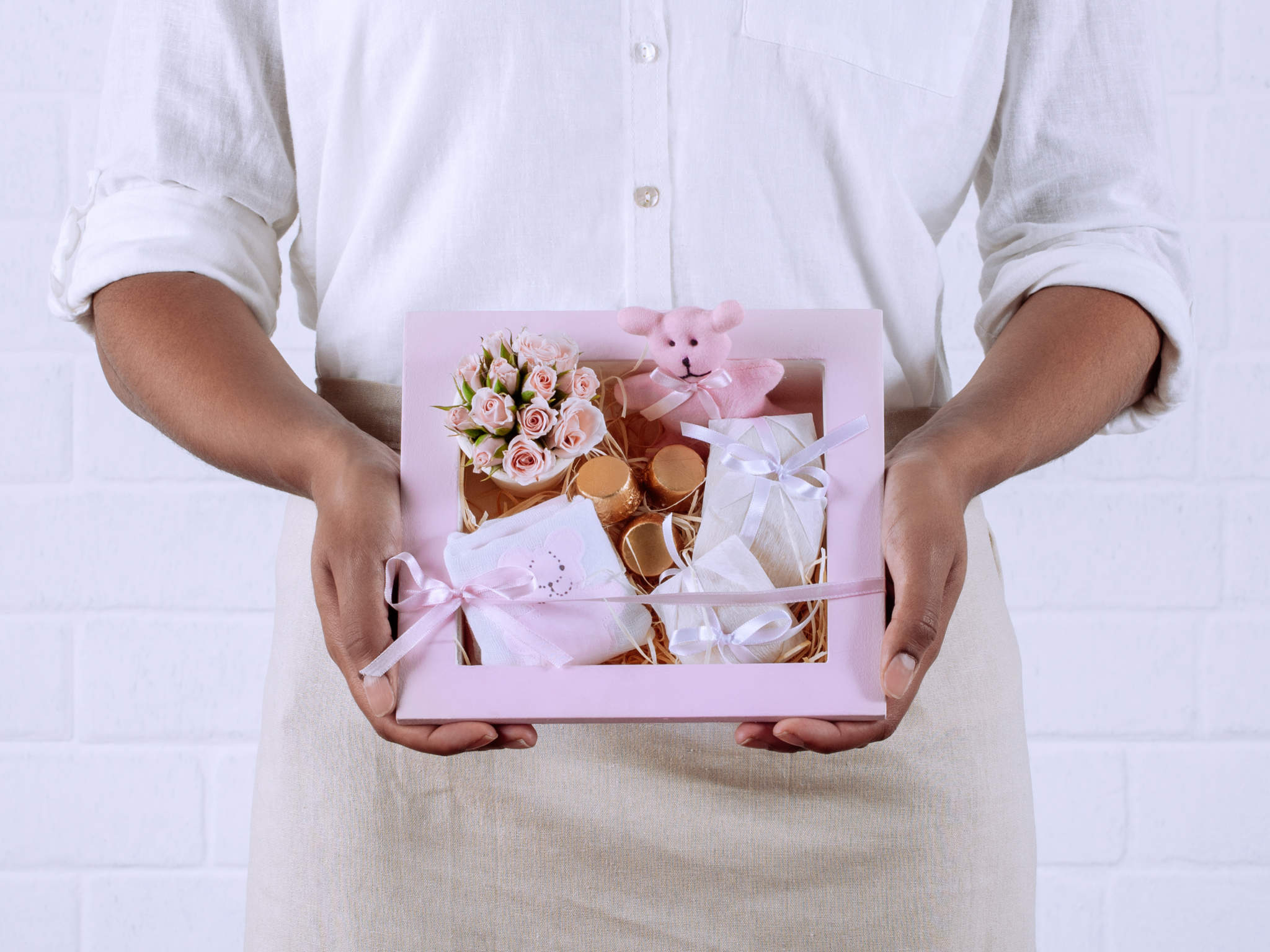 Bebê Bem-Vinda! Caixa de Maternidade com Rosas, Bem-Casados e Cookies