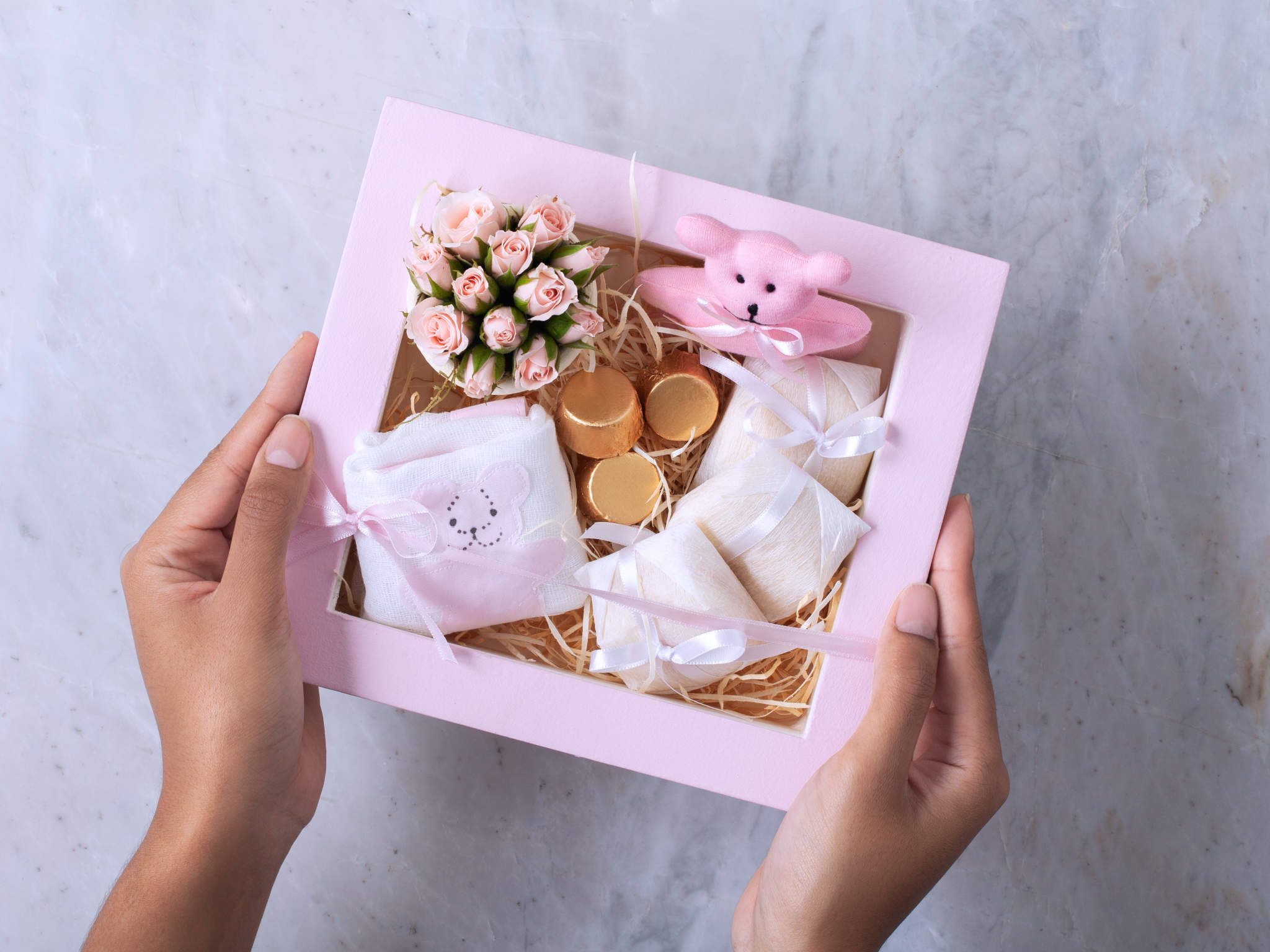 Caixa de Maternidade com Rosas, Bem-Casados e Cookies