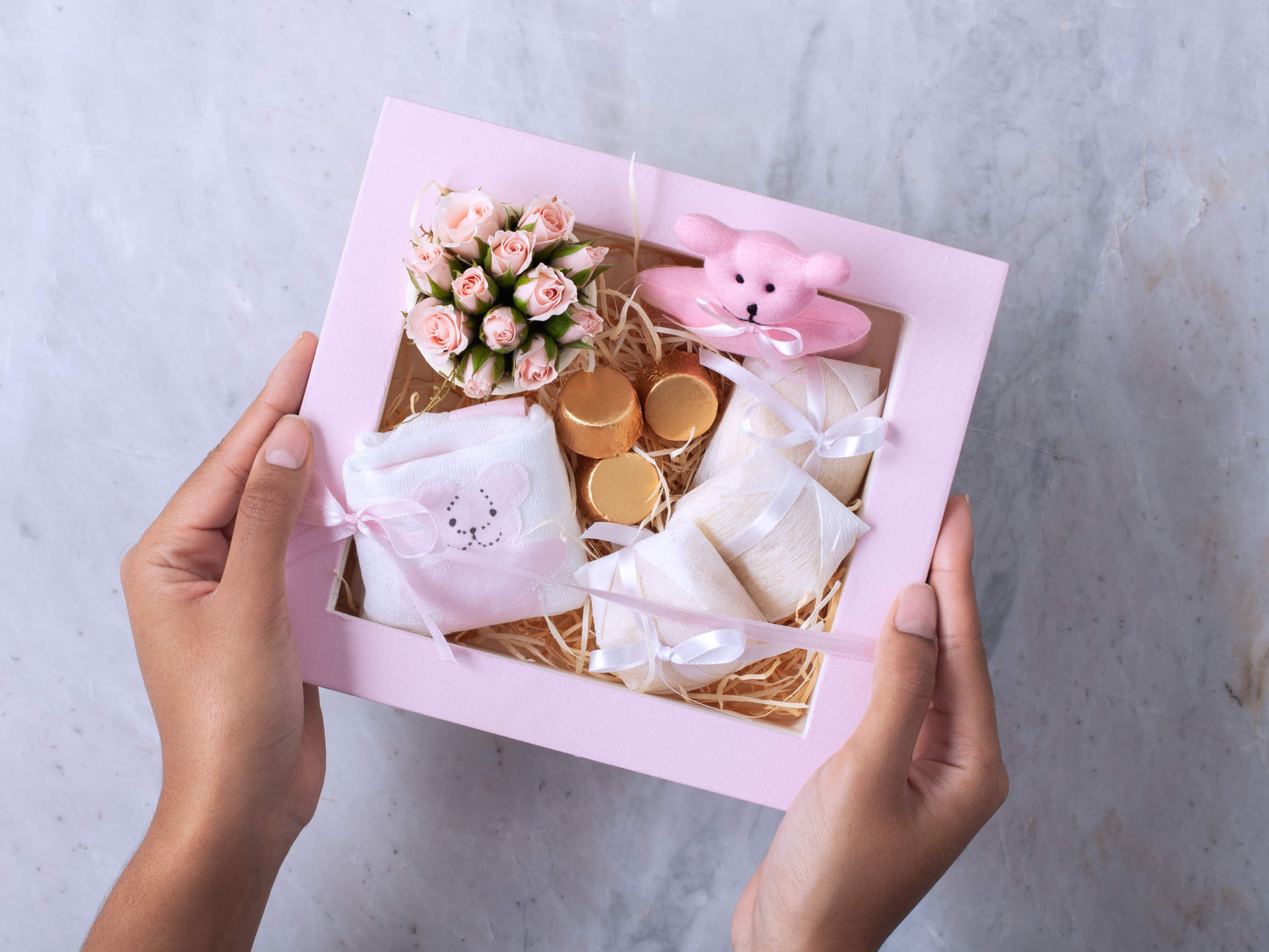 Bebê Bem-Vinda! Caixa de Maternidade com Rosas, Bem-Casados e Cookies