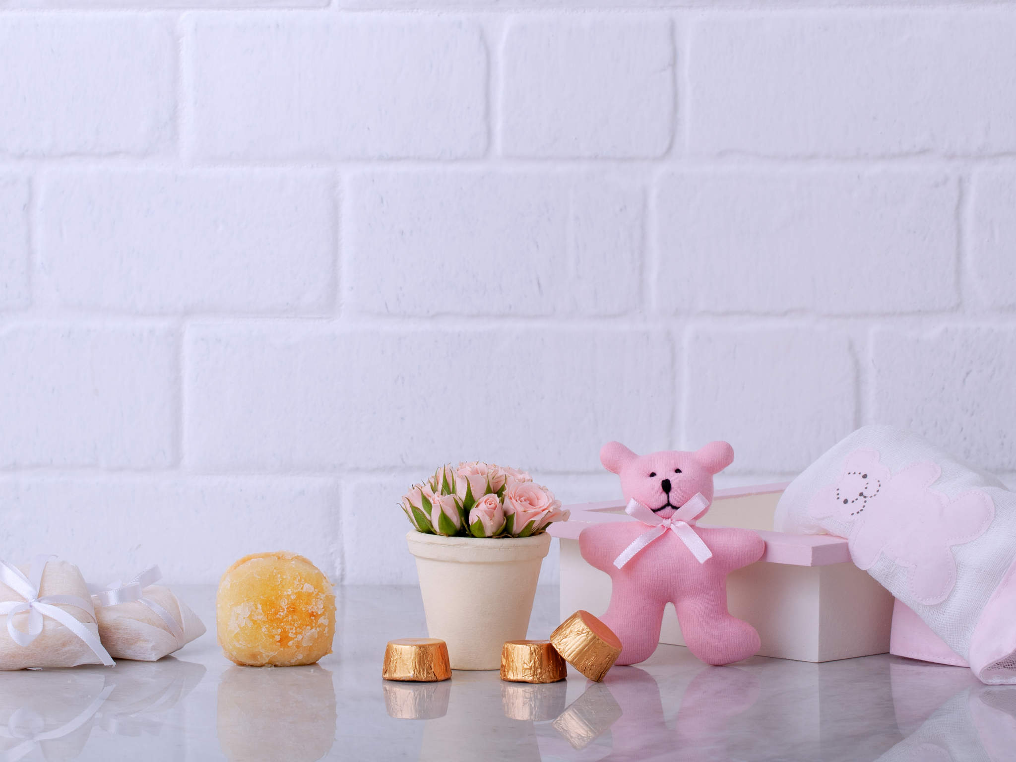 Bebê Bem-Vinda! Caixa de Maternidade com Rosas, Bem-Casados e Cookies
