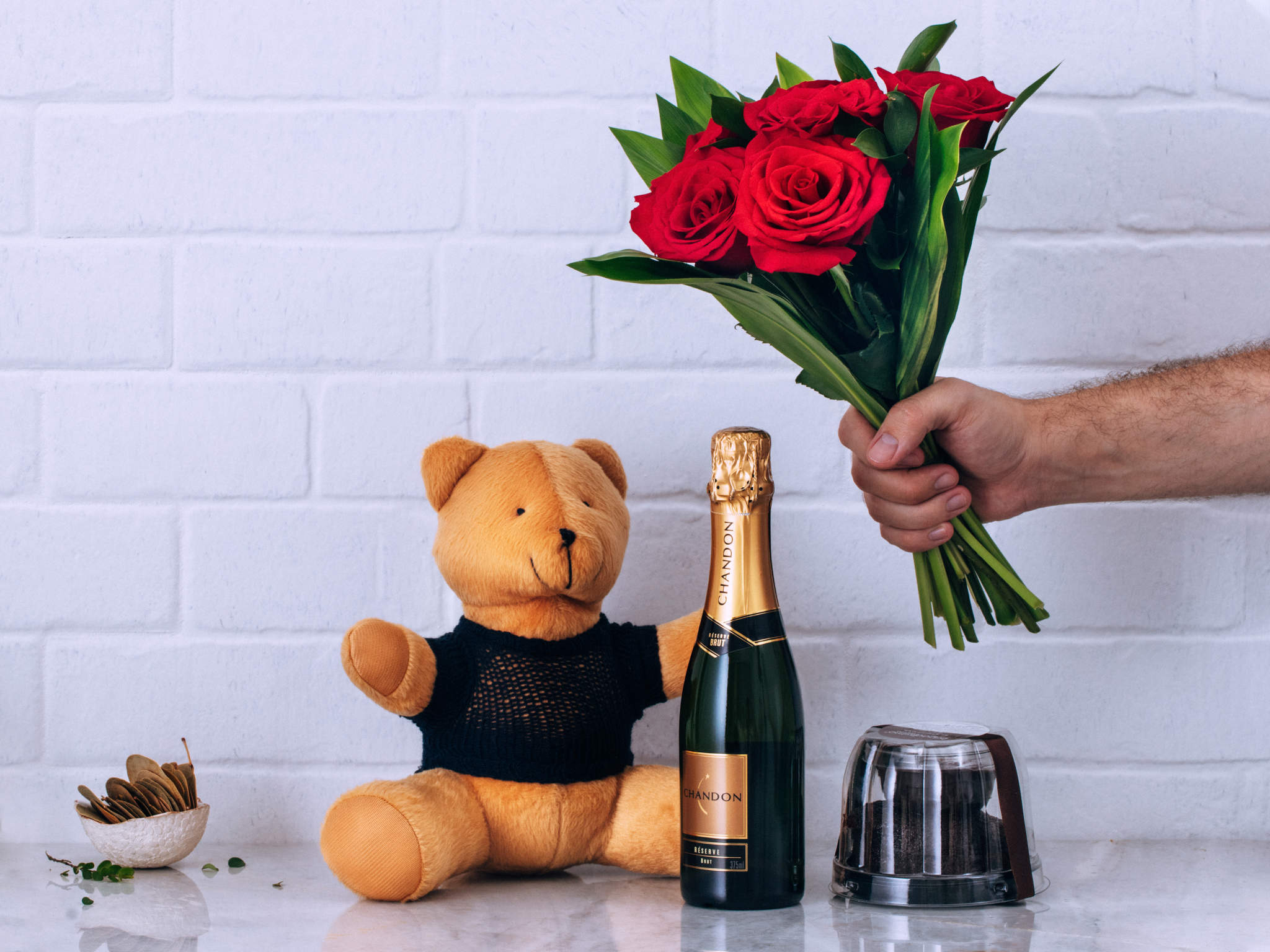 Celebre o Dia - Brigadíssimo Buquê de Rosas com Espumante Chandon, Urso de Pelúcia e Bolo de Chocolate