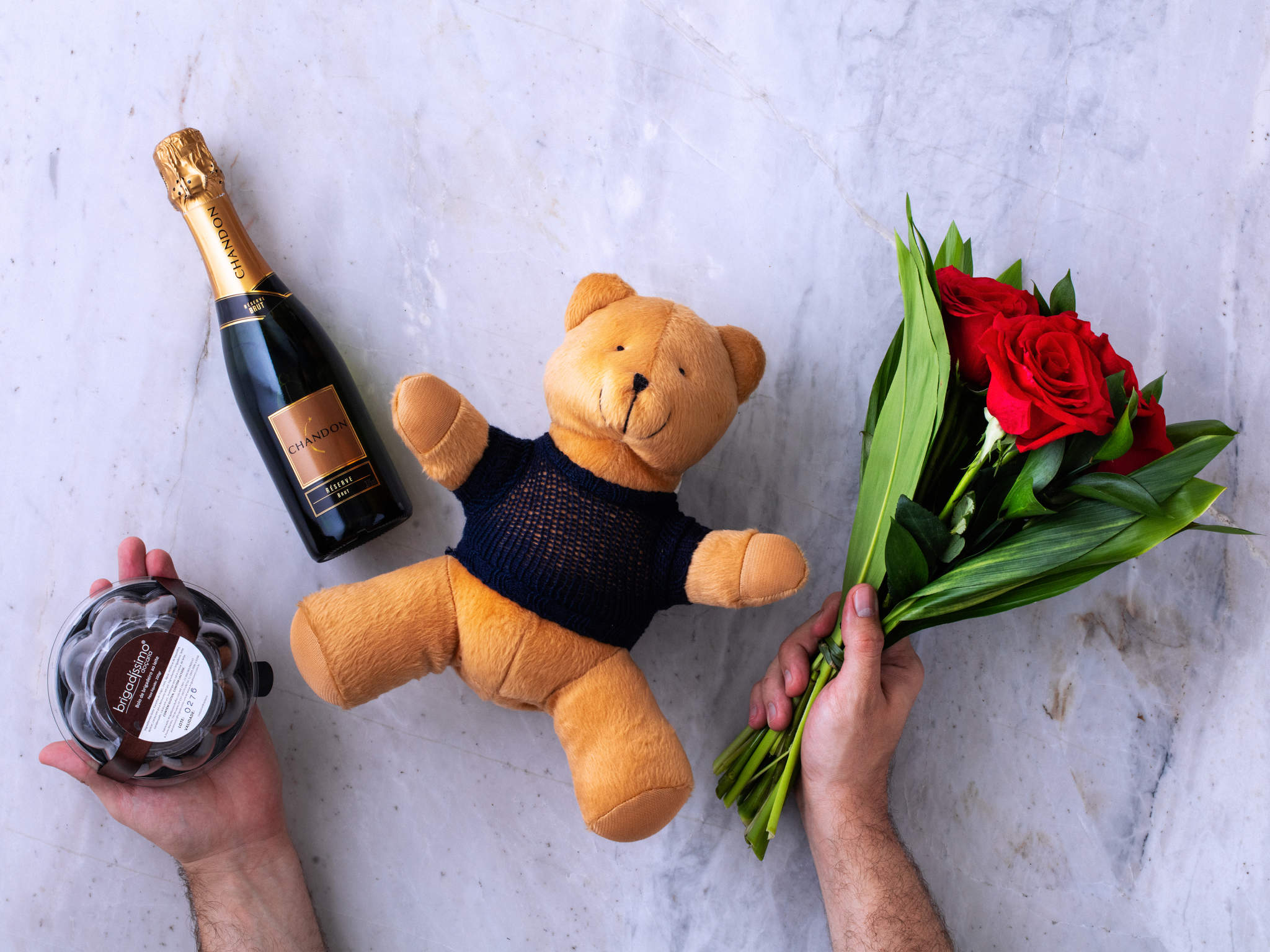 Buquê de Rosas, Espumante Chandon, Urso de Pelúcia e Bolo de Chocolate