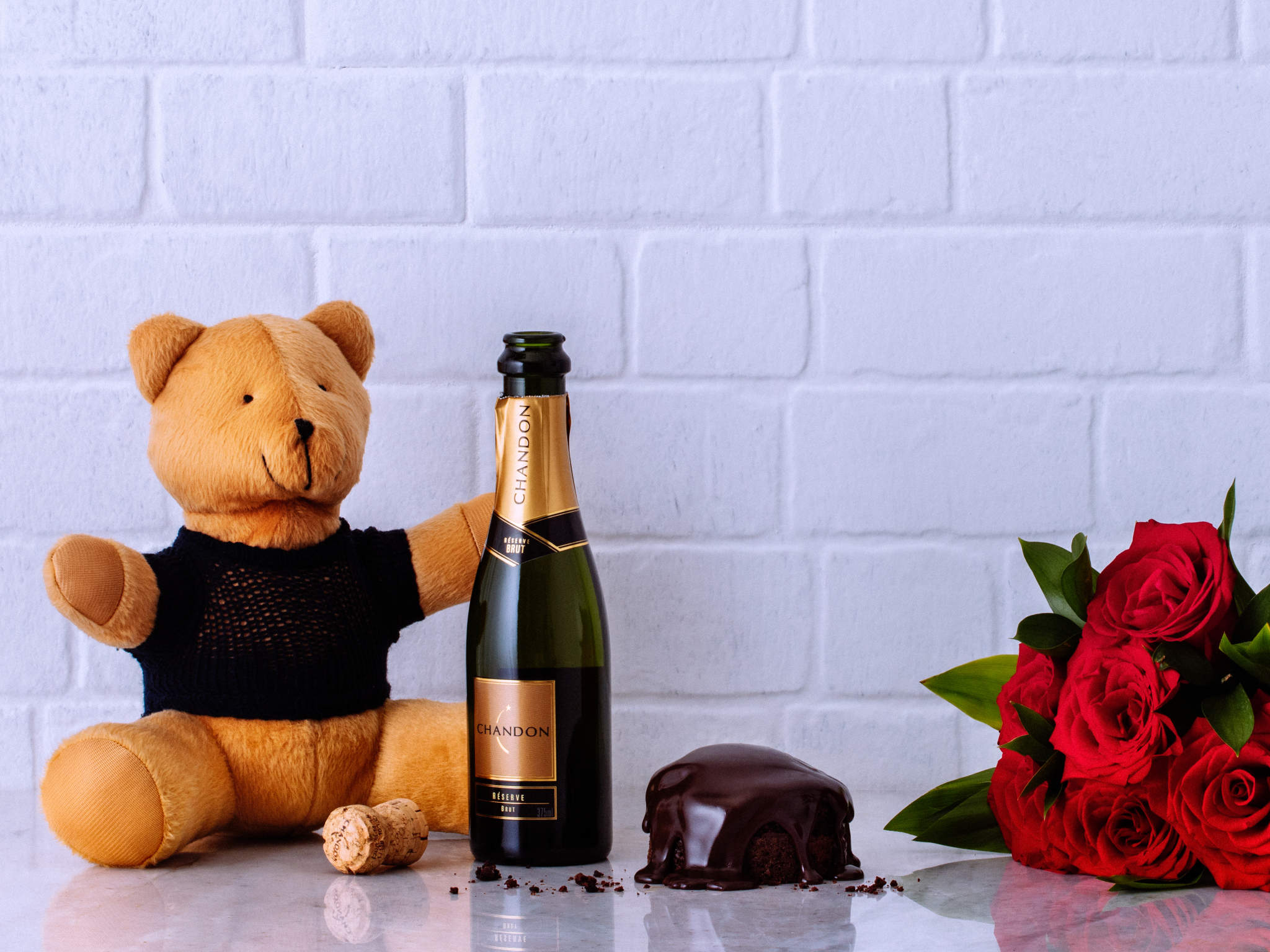 Celebre o Dia - Brigadíssimo Buquê de Rosas com Espumante Chandon, Urso de Pelúcia e Bolo de Chocolate