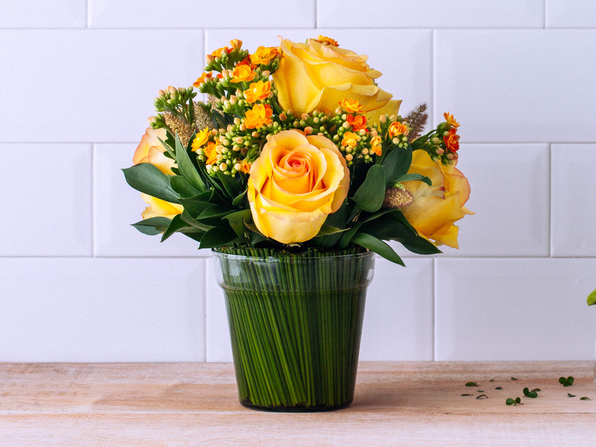 Arranjo de Rosas Amarelas e Kalanchoe Laranja em Vaso Juana Martinez