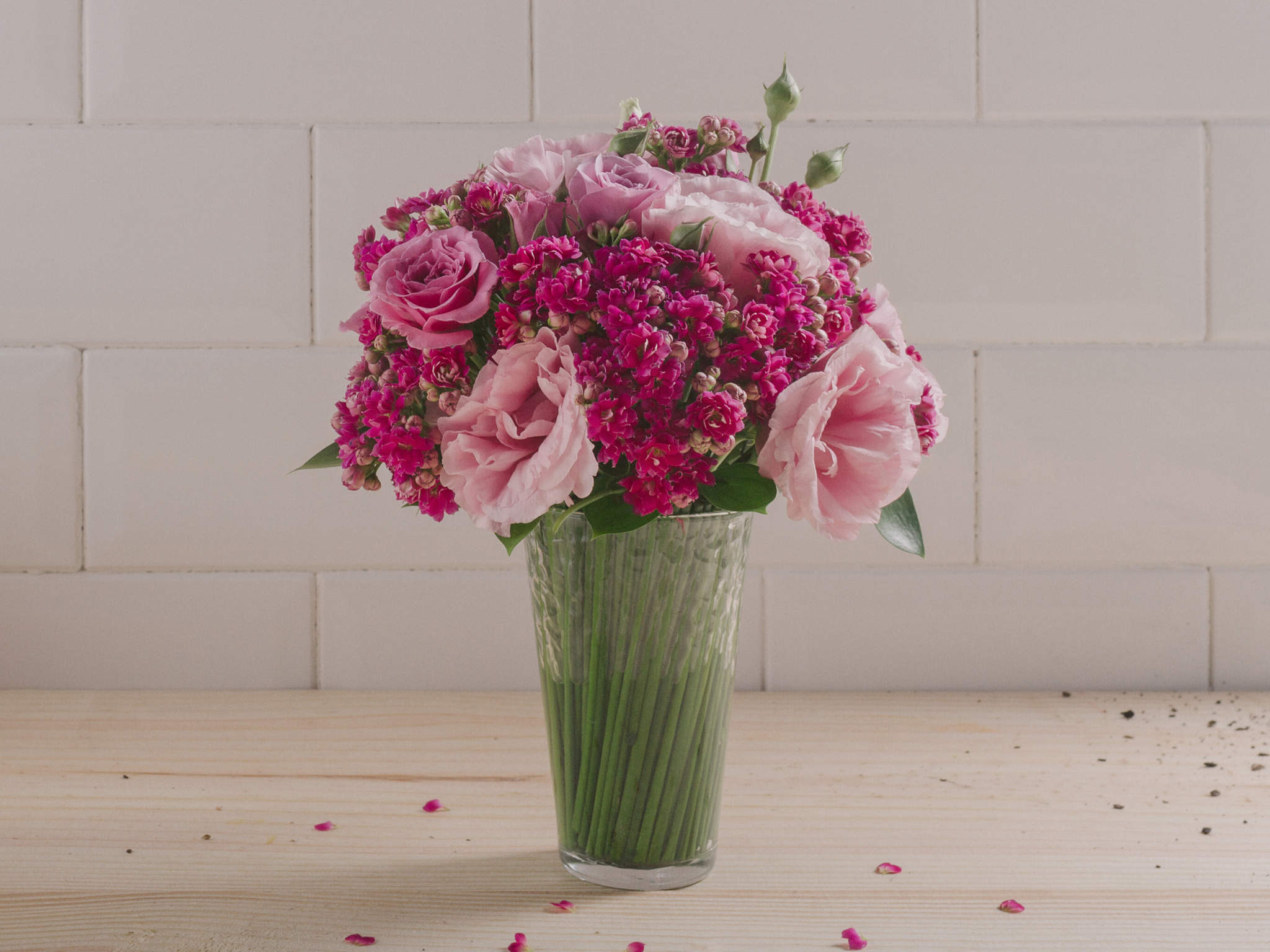 Arranjo de Lisianthus e Kalandivas Rosadas em Vaso Juana Martinez